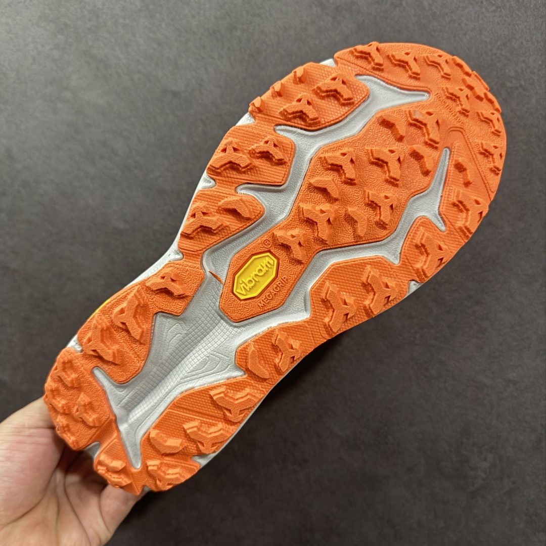 图片[9]-【FS版】HOKA ONE ONE M Speedgoat 6 低帮专业越野跑步鞋 相较于前几代Mafate包裹感更好跟Speedgoat(快速羚羊)系列比起来更加舒适鞋底防滑性能在下坡的石板台阶和原始路面都有很好的表现 HOKA血统属性厚底设计 在快速下坡时起到缓震保护作用减少重力给予脚踝、膝部、髋关节等处带来的冲击力 货号： 1147811/VYM-选品中心