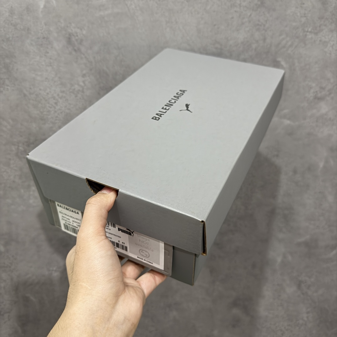 图片[9]-【首发版】巴黎世家联名款The Open Product x Puma Speedcat 极速赛车系列彪马低帮生活休闲鞋 原装档案原数据纸版楦型 采用原厂固色翻毛皮鞋面材质 二次成型\’猛帮\’成型工艺 全球知名运动品牌PUMA宝马赛车系列，融合了宝马车队的标志性配色，以趣味十足又前卫复古的设计引领潮流，将赛道精神融入街头时尚，开启前卫竞速之旅。自1978年巴伐利亚车队走上世界舞台，宝马赛车就在全球汽车制造和赛车运动领域留下了浓墨重彩的一笔。全新的两款BMW MMS Roma与BMW MMS Speedboat鞋款，均从宝马车型中汲取灵感。以黑或白为底色，融入经典配色，主打前卫复古风。Roma鞋款的鞋侧以复古的流线造型，缀以宝马经典Logo，巧妙吸睛；而Speedcat鞋款以亮眼三色条纹元素缀以舒适鞋面，赋予了独特的个性美学，演绎赛车的无尽能量 货号 406519 05 尺码 36 37 38 39 40 41 42 43 44 45 ｛官方同布 无半码｝ ⚠️-选品中心