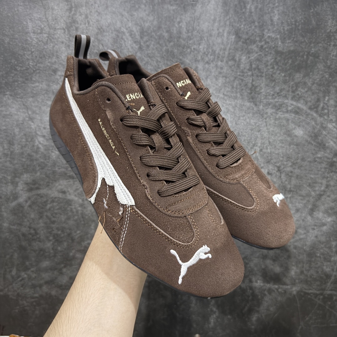 【首发版】巴黎世家联名款The Open Product x Puma Speedcat 极速赛车系列彪马低帮生活休闲鞋 原装档案原数据纸版楦型 采用原厂固色翻毛皮鞋面材质 二次成型\'猛帮\'成型工艺 全球知名运动品牌PUMA宝马赛车系列,融合了宝马车队的标志性配色,以趣味十足又前卫复古的设计引领潮流,将赛道精神融入街头时尚,开启前卫竞速之旅。自1978年巴伐利亚车队走上世界舞台,宝马赛车就在全球汽车制造和赛车运动领域留下了浓墨重彩的一笔。全新的两款BMW MMS Roma与BMW MMS Speedboat鞋款,均从宝马车型中汲取灵感。以黑或白为底色,融入经典配色,主打前卫复古风。Roma鞋款的鞋侧以复古的流线造型,缀以宝马经典Logo,巧妙吸睛;而Speedcat鞋款以亮眼三色条纹元素缀以舒适鞋面,赋予了独特的个性美学,演绎赛车的无尽能量 货号 406519 05 尺码 36 37 38 39 40 41 42 43 44 45 {官方同布 无半码} ⚠️-选品中心
