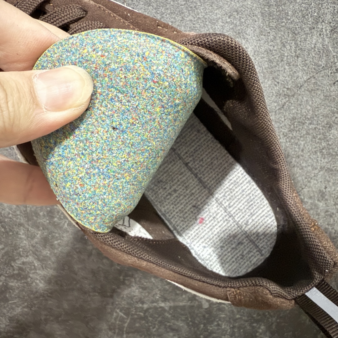 图片[8]-【首发版】巴黎世家联名款The Open Product x Puma Speedcat 极速赛车系列彪马低帮生活休闲鞋 原装档案原数据纸版楦型 采用原厂固色翻毛皮鞋面材质 二次成型\’猛帮\’成型工艺 全球知名运动品牌PUMA宝马赛车系列，融合了宝马车队的标志性配色，以趣味十足又前卫复古的设计引领潮流，将赛道精神融入街头时尚，开启前卫竞速之旅。自1978年巴伐利亚车队走上世界舞台，宝马赛车就在全球汽车制造和赛车运动领域留下了浓墨重彩的一笔。全新的两款BMW MMS Roma与BMW MMS Speedboat鞋款，均从宝马车型中汲取灵感。以黑或白为底色，融入经典配色，主打前卫复古风。Roma鞋款的鞋侧以复古的流线造型，缀以宝马经典Logo，巧妙吸睛；而Speedcat鞋款以亮眼三色条纹元素缀以舒适鞋面，赋予了独特的个性美学，演绎赛车的无尽能量 货号 406519 05 尺码 36 37 38 39 40 41 42 43 44 45 ｛官方同布 无半码｝ ⚠️-选品中心