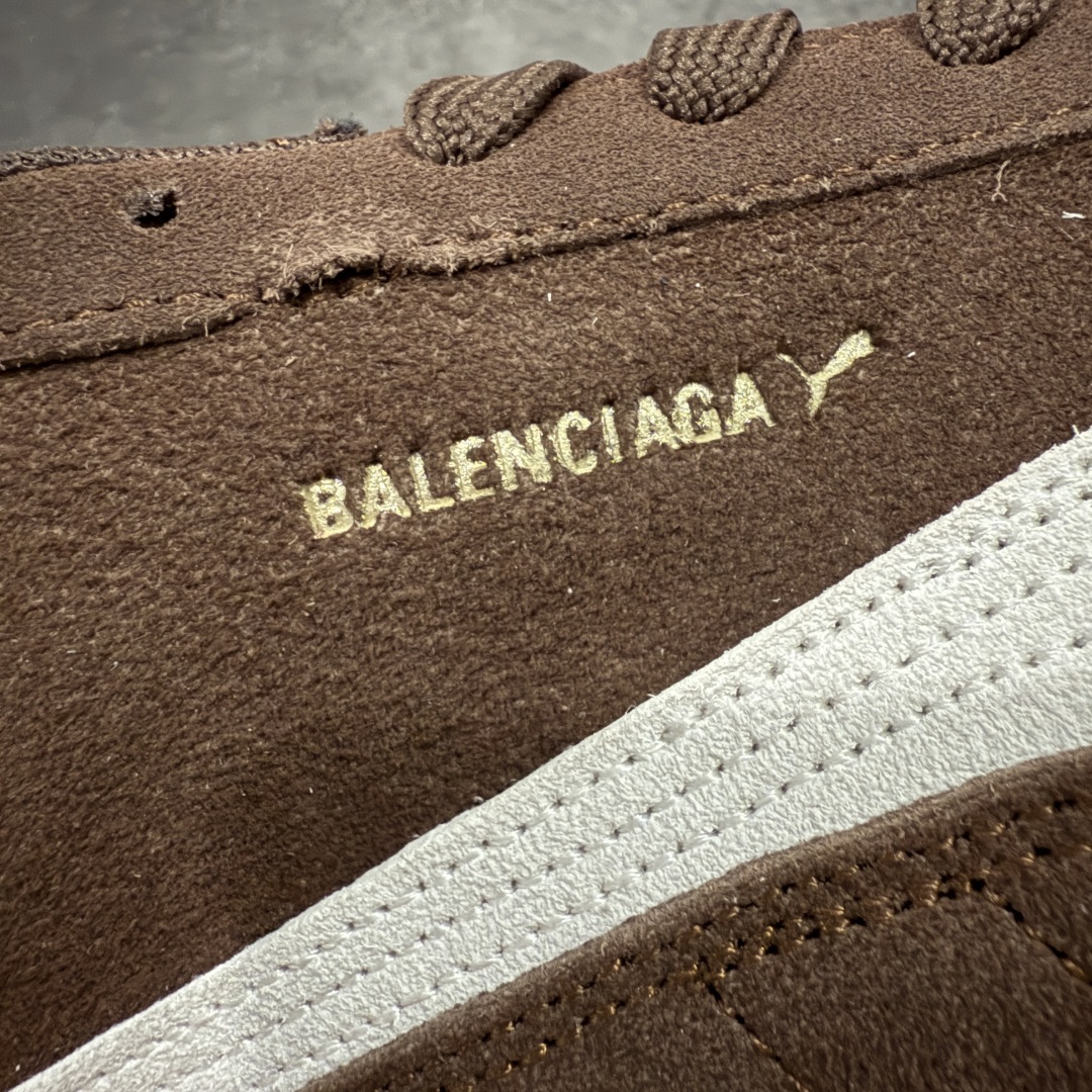 图片[3]-【首发版】巴黎世家联名款The Open Product x Puma Speedcat 极速赛车系列彪马低帮生活休闲鞋 原装档案原数据纸版楦型 采用原厂固色翻毛皮鞋面材质 二次成型\’猛帮\’成型工艺 全球知名运动品牌PUMA宝马赛车系列，融合了宝马车队的标志性配色，以趣味十足又前卫复古的设计引领潮流，将赛道精神融入街头时尚，开启前卫竞速之旅。自1978年巴伐利亚车队走上世界舞台，宝马赛车就在全球汽车制造和赛车运动领域留下了浓墨重彩的一笔。全新的两款BMW MMS Roma与BMW MMS Speedboat鞋款，均从宝马车型中汲取灵感。以黑或白为底色，融入经典配色，主打前卫复古风。Roma鞋款的鞋侧以复古的流线造型，缀以宝马经典Logo，巧妙吸睛；而Speedcat鞋款以亮眼三色条纹元素缀以舒适鞋面，赋予了独特的个性美学，演绎赛车的无尽能量 货号 406519 05 尺码 36 37 38 39 40 41 42 43 44 45 ｛官方同布 无半码｝ ⚠️-选品中心