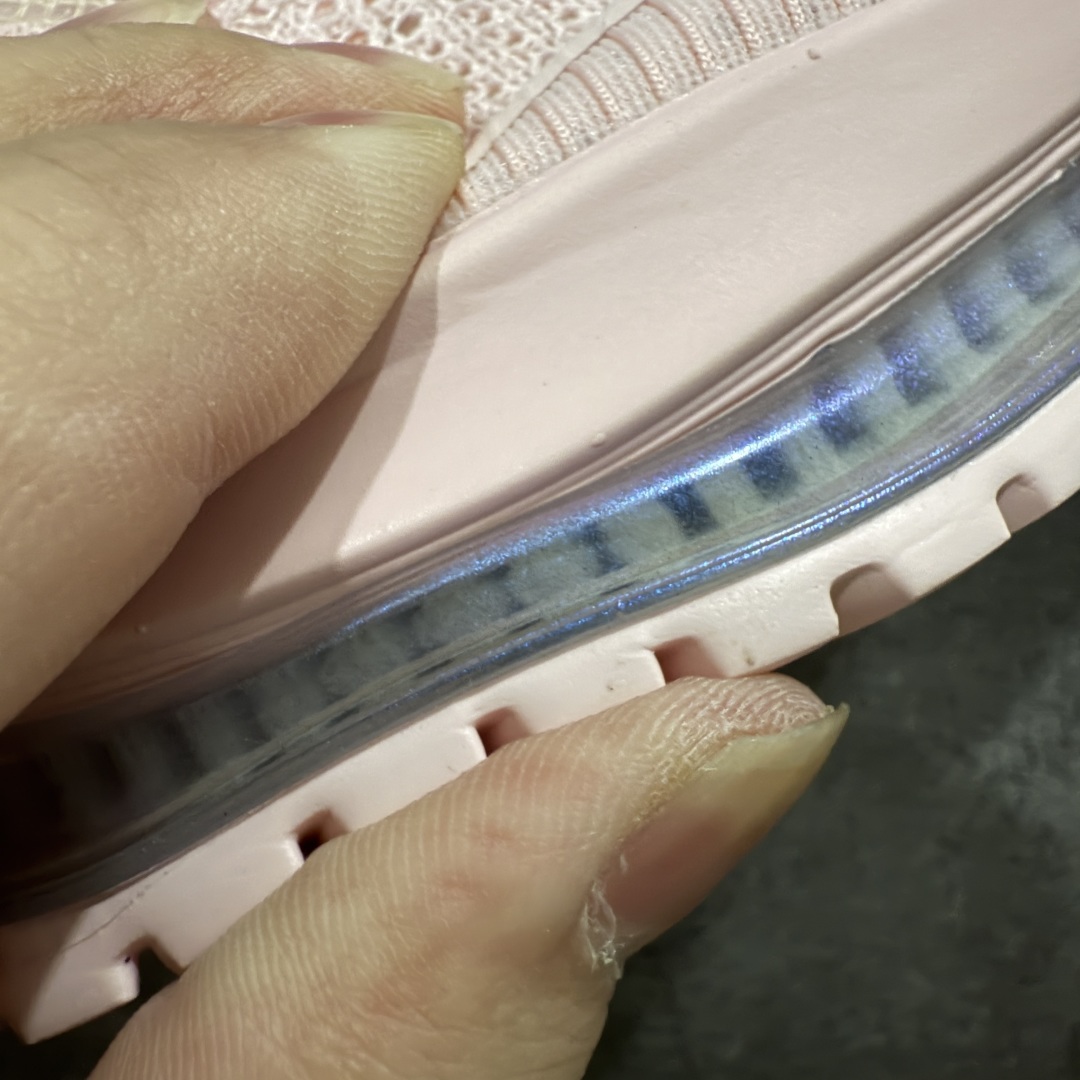 图片[9]-【XE纯原版】Nike Pegasus Premium Airscape 舒适百搭减震防滑耐磨透气 低帮跑步鞋 女鞋粉色    目前市场最强品质 原版购入开发 一切材质配件均匀原版一致 完美版型 高端玩家必推版本 高价零售必推版本 欢迎对比市面任意版本‼️ 这双鞋简直是时尚与科技的完美融合。 经典黑色鞋面，质感爆棚，搭配超亮眼的银色大勾子，瞬间成为街头焦点。 鞋侧独特小吊牌，细节满满，个性直接拉满。  脚下的全掌气垫更是亮点，红黑配色超吸睛，不仅颜值在线，缓震性能更是一绝。 不管是日常出街还是慢跑锻炼，都能给双脚极致舒适体验。  码数超全，36 – 46 码任你选！别犹豫啦，穿上它，轻松走出潮流范，开启你的时尚运动新旅程！   #独家原包 原底原料 开模打造  #原厂鞋标 高精密准度  #原楦原纸板开发 匹配原版98%以上  #后跟弧度 正确呈现  #原厂皮料 质感无敌  #皮料切割干净 无任何毛边 清洁度细节完美  货号：HQ2592-002 码段：36-40-选品中心