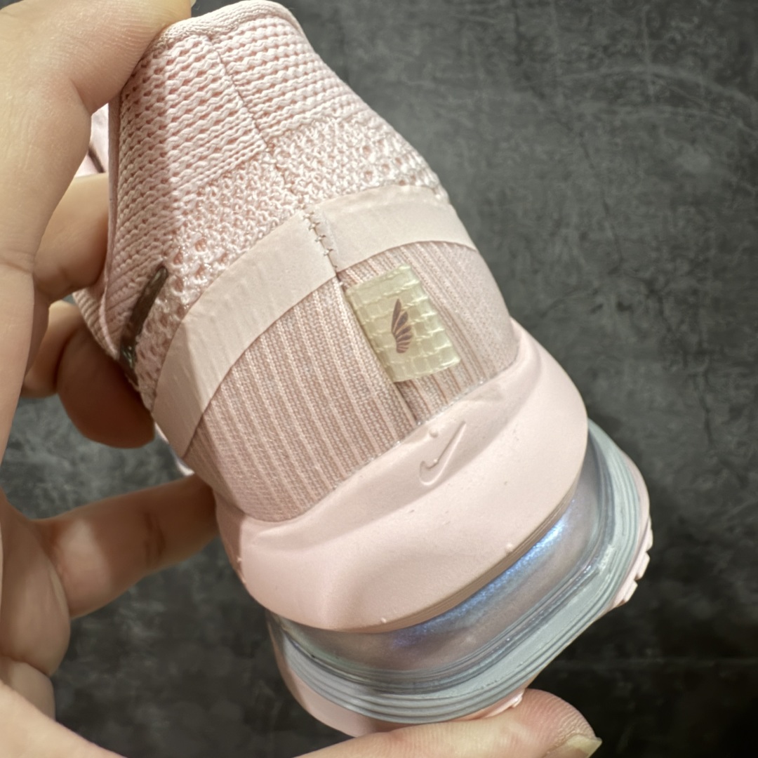 图片[2]-【XE纯原版】Nike Pegasus Premium Airscape 舒适百搭减震防滑耐磨透气 低帮跑步鞋 女鞋粉色    目前市场最强品质 原版购入开发 一切材质配件均匀原版一致 完美版型 高端玩家必推版本 高价零售必推版本 欢迎对比市面任意版本‼️ 这双鞋简直是时尚与科技的完美融合。 经典黑色鞋面，质感爆棚，搭配超亮眼的银色大勾子，瞬间成为街头焦点。 鞋侧独特小吊牌，细节满满，个性直接拉满。  脚下的全掌气垫更是亮点，红黑配色超吸睛，不仅颜值在线，缓震性能更是一绝。 不管是日常出街还是慢跑锻炼，都能给双脚极致舒适体验。  码数超全，36 – 46 码任你选！别犹豫啦，穿上它，轻松走出潮流范，开启你的时尚运动新旅程！   #独家原包 原底原料 开模打造  #原厂鞋标 高精密准度  #原楦原纸板开发 匹配原版98%以上  #后跟弧度 正确呈现  #原厂皮料 质感无敌  #皮料切割干净 无任何毛边 清洁度细节完美  货号：HQ2592-002 码段：36-40-选品中心