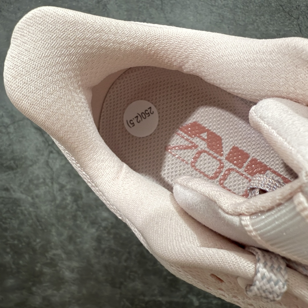 图片[6]-【XE纯原版】Nike Pegasus Premium Airscape 舒适百搭减震防滑耐磨透气 低帮跑步鞋 女鞋粉色    目前市场最强品质 原版购入开发 一切材质配件均匀原版一致 完美版型 高端玩家必推版本 高价零售必推版本 欢迎对比市面任意版本‼️ 这双鞋简直是时尚与科技的完美融合。 经典黑色鞋面，质感爆棚，搭配超亮眼的银色大勾子，瞬间成为街头焦点。 鞋侧独特小吊牌，细节满满，个性直接拉满。  脚下的全掌气垫更是亮点，红黑配色超吸睛，不仅颜值在线，缓震性能更是一绝。 不管是日常出街还是慢跑锻炼，都能给双脚极致舒适体验。  码数超全，36 – 46 码任你选！别犹豫啦，穿上它，轻松走出潮流范，开启你的时尚运动新旅程！   #独家原包 原底原料 开模打造  #原厂鞋标 高精密准度  #原楦原纸板开发 匹配原版98%以上  #后跟弧度 正确呈现  #原厂皮料 质感无敌  #皮料切割干净 无任何毛边 清洁度细节完美  货号：HQ2592-002 码段：36-40-选品中心