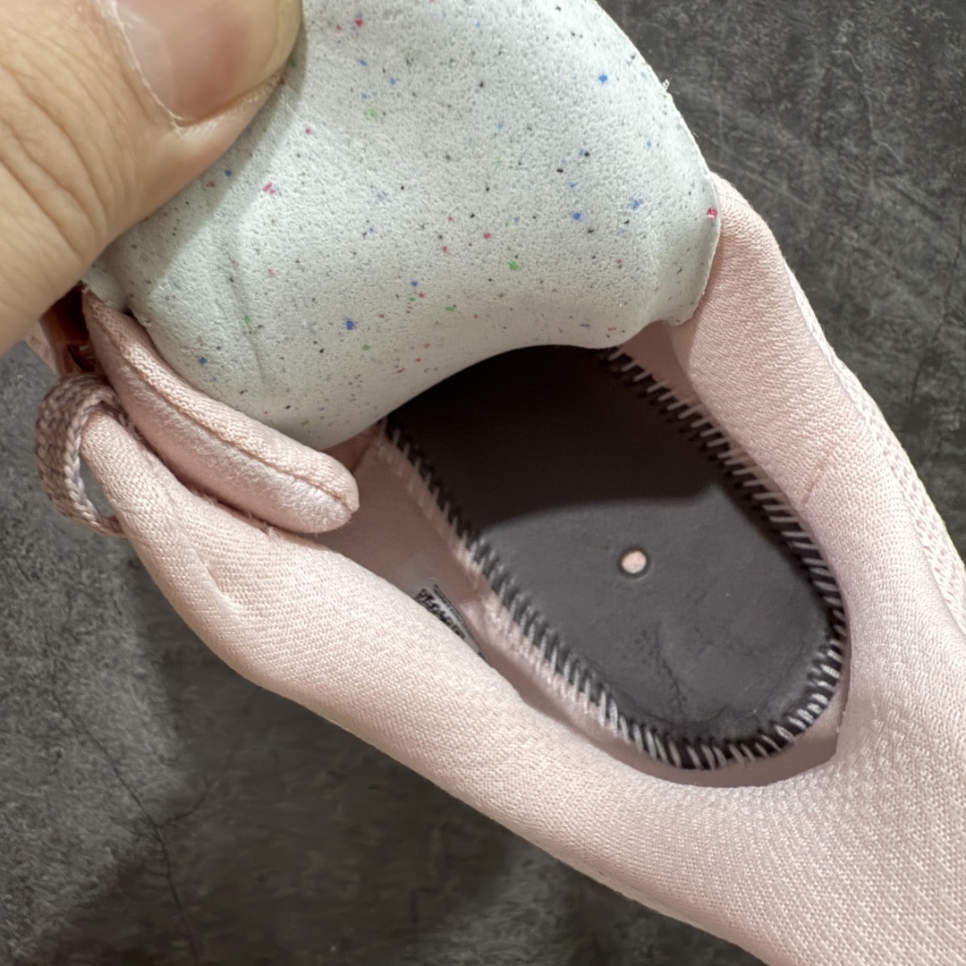 图片[7]-【XE纯原版】Nike Pegasus Premium Airscape 舒适百搭减震防滑耐磨透气 低帮跑步鞋 女鞋粉色    目前市场最强品质 原版购入开发 一切材质配件均匀原版一致 完美版型 高端玩家必推版本 高价零售必推版本 欢迎对比市面任意版本‼️ 这双鞋简直是时尚与科技的完美融合。 经典黑色鞋面，质感爆棚，搭配超亮眼的银色大勾子，瞬间成为街头焦点。 鞋侧独特小吊牌，细节满满，个性直接拉满。  脚下的全掌气垫更是亮点，红黑配色超吸睛，不仅颜值在线，缓震性能更是一绝。 不管是日常出街还是慢跑锻炼，都能给双脚极致舒适体验。  码数超全，36 – 46 码任你选！别犹豫啦，穿上它，轻松走出潮流范，开启你的时尚运动新旅程！   #独家原包 原底原料 开模打造  #原厂鞋标 高精密准度  #原楦原纸板开发 匹配原版98%以上  #后跟弧度 正确呈现  #原厂皮料 质感无敌  #皮料切割干净 无任何毛边 清洁度细节完美  货号：HQ2592-002 码段：36-40-选品中心