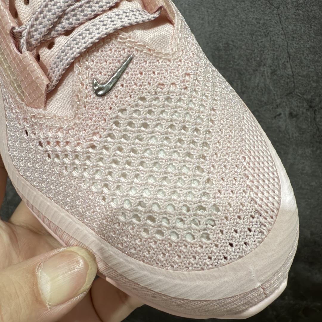 图片[4]-【XE纯原版】Nike Pegasus Premium Airscape 舒适百搭减震防滑耐磨透气 低帮跑步鞋 女鞋粉色    目前市场最强品质 原版购入开发 一切材质配件均匀原版一致 完美版型 高端玩家必推版本 高价零售必推版本 欢迎对比市面任意版本‼️ 这双鞋简直是时尚与科技的完美融合。 经典黑色鞋面，质感爆棚，搭配超亮眼的银色大勾子，瞬间成为街头焦点。 鞋侧独特小吊牌，细节满满，个性直接拉满。  脚下的全掌气垫更是亮点，红黑配色超吸睛，不仅颜值在线，缓震性能更是一绝。 不管是日常出街还是慢跑锻炼，都能给双脚极致舒适体验。  码数超全，36 – 46 码任你选！别犹豫啦，穿上它，轻松走出潮流范，开启你的时尚运动新旅程！   #独家原包 原底原料 开模打造  #原厂鞋标 高精密准度  #原楦原纸板开发 匹配原版98%以上  #后跟弧度 正确呈现  #原厂皮料 质感无敌  #皮料切割干净 无任何毛边 清洁度细节完美  货号：HQ2592-002 码段：36-40-选品中心