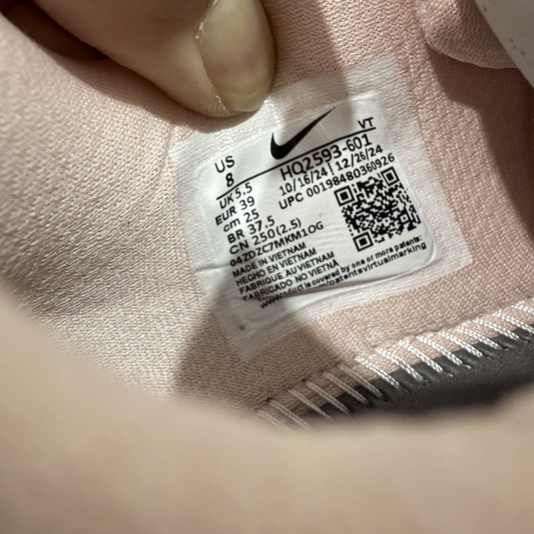 图片[8]-【XE纯原版】Nike Pegasus Premium Airscape 舒适百搭减震防滑耐磨透气 低帮跑步鞋 女鞋粉色    目前市场最强品质 原版购入开发 一切材质配件均匀原版一致 完美版型 高端玩家必推版本 高价零售必推版本 欢迎对比市面任意版本‼️ 这双鞋简直是时尚与科技的完美融合。 经典黑色鞋面，质感爆棚，搭配超亮眼的银色大勾子，瞬间成为街头焦点。 鞋侧独特小吊牌，细节满满，个性直接拉满。  脚下的全掌气垫更是亮点，红黑配色超吸睛，不仅颜值在线，缓震性能更是一绝。 不管是日常出街还是慢跑锻炼，都能给双脚极致舒适体验。  码数超全，36 – 46 码任你选！别犹豫啦，穿上它，轻松走出潮流范，开启你的时尚运动新旅程！   #独家原包 原底原料 开模打造  #原厂鞋标 高精密准度  #原楦原纸板开发 匹配原版98%以上  #后跟弧度 正确呈现  #原厂皮料 质感无敌  #皮料切割干净 无任何毛边 清洁度细节完美  货号：HQ2592-002 码段：36-40-选品中心