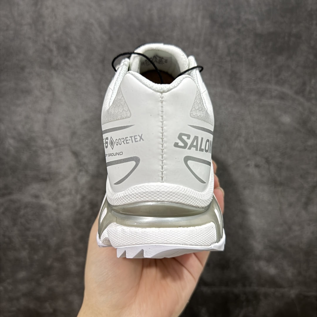 图片[4]-【绿X版】 Salomon XT-6 Gore-Tex防水款 萨洛蒙复古潮流户外机能登山跑鞋 白银 纯原外贸平台特供订单 耗时半年巨作 全套原纸板楦头开发 原厂特供网布配套加持 确保原汁原味 完美呈现版型 原档数据独家私模五层组合大底 男女鞋同步官方开发至46.5 原装Ortholite轻量化鞋垫 中底布带钢印编号 原厂TPU锁扣 进口港宝加持 后跟自然饱满 还原公司包裹性 鞋面以“锯齿”状的包裹系统呈现 在基色底之下加入了各种色点缀 将公司的最新技术和时尚前卫的造型融入耐用的长跑款式中 鞋面由 TPU 薄膜制成 并焊接在高耐磨网眼上 使其既时尚又坚固 由 ACS底盘支撑 可增强稳定性和支撑力 以及由橡胶凸耳 Contragrip外底覆盖的 EVA 缓冲中底 旨在应对崎岖的地形 鞋舌上的彩色Salomon 标签、Quicklace 系统以及鞋头、鞋舌和鞋跟上的附加品牌使细节更加完美 让穿着者可以轻松驾驭户外与通勤下的任何运动生活场景 无缝鞋身户外随意纵横 颜值与脚感兼备 出街通勤 绝对非常吸睛 你值得拥有 尺码：36 36.5 37.5 38 38.5 39 40 40.5 41 42 42.5 43 44 44.5 45 46 46.5-选品中心