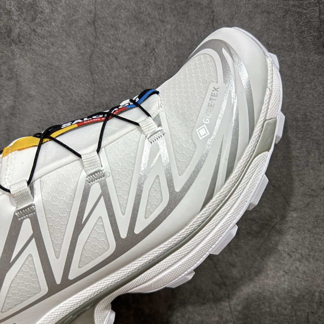 图片[6]-【绿X版】 Salomon XT-6 Gore-Tex防水款 萨洛蒙复古潮流户外机能登山跑鞋 白银 纯原外贸平台特供订单 耗时半年巨作 全套原纸板楦头开发 原厂特供网布配套加持 确保原汁原味 完美呈现版型 原档数据独家私模五层组合大底 男女鞋同步官方开发至46.5 原装Ortholite轻量化鞋垫 中底布带钢印编号 原厂TPU锁扣 进口港宝加持 后跟自然饱满 还原公司包裹性 鞋面以“锯齿”状的包裹系统呈现 在基色底之下加入了各种色点缀 将公司的最新技术和时尚前卫的造型融入耐用的长跑款式中 鞋面由 TPU 薄膜制成 并焊接在高耐磨网眼上 使其既时尚又坚固 由 ACS底盘支撑 可增强稳定性和支撑力 以及由橡胶凸耳 Contragrip外底覆盖的 EVA 缓冲中底 旨在应对崎岖的地形 鞋舌上的彩色Salomon 标签、Quicklace 系统以及鞋头、鞋舌和鞋跟上的附加品牌使细节更加完美 让穿着者可以轻松驾驭户外与通勤下的任何运动生活场景 无缝鞋身户外随意纵横 颜值与脚感兼备 出街通勤 绝对非常吸睛 你值得拥有 尺码：36 36.5 37.5 38 38.5 39 40 40.5 41 42 42.5 43 44 44.5 45 46 46.5-选品中心