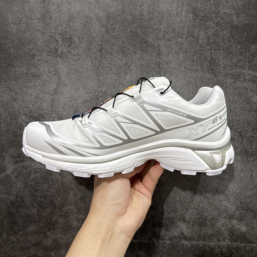 图片[2]-【绿X版】 Salomon XT-6 Gore-Tex防水款 萨洛蒙复古潮流户外机能登山跑鞋 白银 纯原外贸平台特供订单 耗时半年巨作 全套原纸板楦头开发 原厂特供网布配套加持 确保原汁原味 完美呈现版型 原档数据独家私模五层组合大底 男女鞋同步官方开发至46.5 原装Ortholite轻量化鞋垫 中底布带钢印编号 原厂TPU锁扣 进口港宝加持 后跟自然饱满 还原公司包裹性 鞋面以“锯齿”状的包裹系统呈现 在基色底之下加入了各种色点缀 将公司的最新技术和时尚前卫的造型融入耐用的长跑款式中 鞋面由 TPU 薄膜制成 并焊接在高耐磨网眼上 使其既时尚又坚固 由 ACS底盘支撑 可增强稳定性和支撑力 以及由橡胶凸耳 Contragrip外底覆盖的 EVA 缓冲中底 旨在应对崎岖的地形 鞋舌上的彩色Salomon 标签、Quicklace 系统以及鞋头、鞋舌和鞋跟上的附加品牌使细节更加完美 让穿着者可以轻松驾驭户外与通勤下的任何运动生活场景 无缝鞋身户外随意纵横 颜值与脚感兼备 出街通勤 绝对非常吸睛 你值得拥有 尺码：36 36.5 37.5 38 38.5 39 40 40.5 41 42 42.5 43 44 44.5 45 46 46.5-选品中心