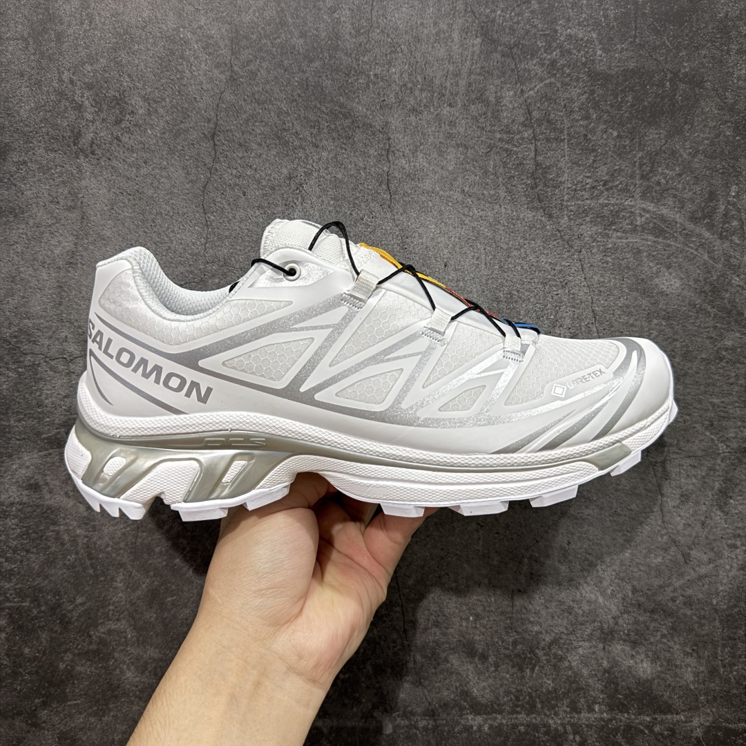 【绿X版】 Salomon XT-6 Gore-Tex防水款 萨洛蒙复古潮流户外机能登山跑鞋 白银 纯原外贸平台特供订单 耗时半年巨作 全套原纸板楦头开发 原厂特供网布配套加持 确保原汁原味 完美呈现版型 原档数据独家私模五层组合大底 男女鞋同步官方开发至46.5 原装Ortholite轻量化鞋垫 中底布带钢印编号 原厂TPU锁扣 进口港宝加持 后跟自然饱满 还原公司包裹性 鞋面以“锯齿”状的包裹系统呈现 在基色底之下加入了各种色点缀 将公司的最新技术和时尚前卫的造型融入耐用的长跑款式中 鞋面由 TPU 薄膜制成 并焊接在高耐磨网眼上 使其既时尚又坚固 由 ACS底盘支撑 可增强稳定性和支撑力 以及由橡胶凸耳 Contragrip外底覆盖的 EVA 缓冲中底 旨在应对崎岖的地形 鞋舌上的彩色Salomon 标签、Quicklace 系统以及鞋头、鞋舌和鞋跟上的附加品牌使细节更加完美 让穿着者可以轻松驾驭户外与通勤下的任何运动生活场景 无缝鞋身户外随意纵横 颜值与脚感兼备 出街通勤 绝对非常吸睛 你值得拥有 尺码:36 36.5 37.5 38 38.5 39 40 40.5 41 42 42.5 43 44 44.5 45 46 46.5-选品中心