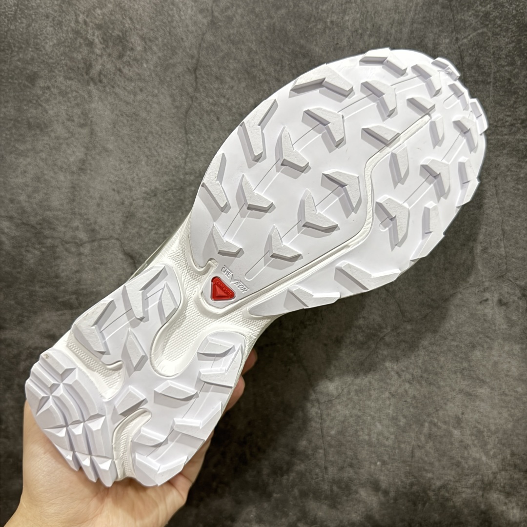 图片[9]-【绿X版】 Salomon XT-6 Gore-Tex防水款 萨洛蒙复古潮流户外机能登山跑鞋 白银 纯原外贸平台特供订单 耗时半年巨作 全套原纸板楦头开发 原厂特供网布配套加持 确保原汁原味 完美呈现版型 原档数据独家私模五层组合大底 男女鞋同步官方开发至46.5 原装Ortholite轻量化鞋垫 中底布带钢印编号 原厂TPU锁扣 进口港宝加持 后跟自然饱满 还原公司包裹性 鞋面以“锯齿”状的包裹系统呈现 在基色底之下加入了各种色点缀 将公司的最新技术和时尚前卫的造型融入耐用的长跑款式中 鞋面由 TPU 薄膜制成 并焊接在高耐磨网眼上 使其既时尚又坚固 由 ACS底盘支撑 可增强稳定性和支撑力 以及由橡胶凸耳 Contragrip外底覆盖的 EVA 缓冲中底 旨在应对崎岖的地形 鞋舌上的彩色Salomon 标签、Quicklace 系统以及鞋头、鞋舌和鞋跟上的附加品牌使细节更加完美 让穿着者可以轻松驾驭户外与通勤下的任何运动生活场景 无缝鞋身户外随意纵横 颜值与脚感兼备 出街通勤 绝对非常吸睛 你值得拥有 尺码：36 36.5 37.5 38 38.5 39 40 40.5 41 42 42.5 43 44 44.5 45 46 46.5-选品中心