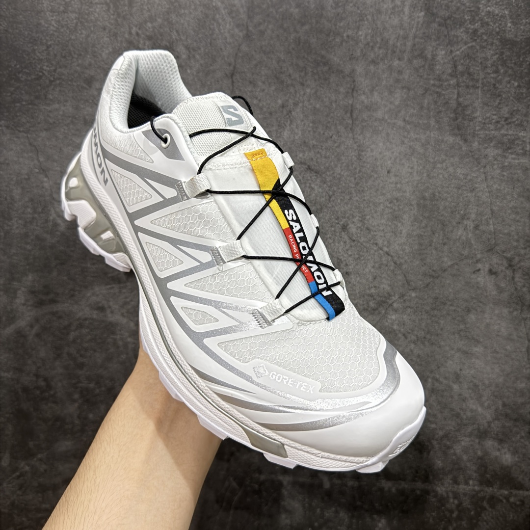 图片[3]-【绿X版】 Salomon XT-6 Gore-Tex防水款 萨洛蒙复古潮流户外机能登山跑鞋 白银 纯原外贸平台特供订单 耗时半年巨作 全套原纸板楦头开发 原厂特供网布配套加持 确保原汁原味 完美呈现版型 原档数据独家私模五层组合大底 男女鞋同步官方开发至46.5 原装Ortholite轻量化鞋垫 中底布带钢印编号 原厂TPU锁扣 进口港宝加持 后跟自然饱满 还原公司包裹性 鞋面以“锯齿”状的包裹系统呈现 在基色底之下加入了各种色点缀 将公司的最新技术和时尚前卫的造型融入耐用的长跑款式中 鞋面由 TPU 薄膜制成 并焊接在高耐磨网眼上 使其既时尚又坚固 由 ACS底盘支撑 可增强稳定性和支撑力 以及由橡胶凸耳 Contragrip外底覆盖的 EVA 缓冲中底 旨在应对崎岖的地形 鞋舌上的彩色Salomon 标签、Quicklace 系统以及鞋头、鞋舌和鞋跟上的附加品牌使细节更加完美 让穿着者可以轻松驾驭户外与通勤下的任何运动生活场景 无缝鞋身户外随意纵横 颜值与脚感兼备 出街通勤 绝对非常吸睛 你值得拥有 尺码：36 36.5 37.5 38 38.5 39 40 40.5 41 42 42.5 43 44 44.5 45 46 46.5-选品中心