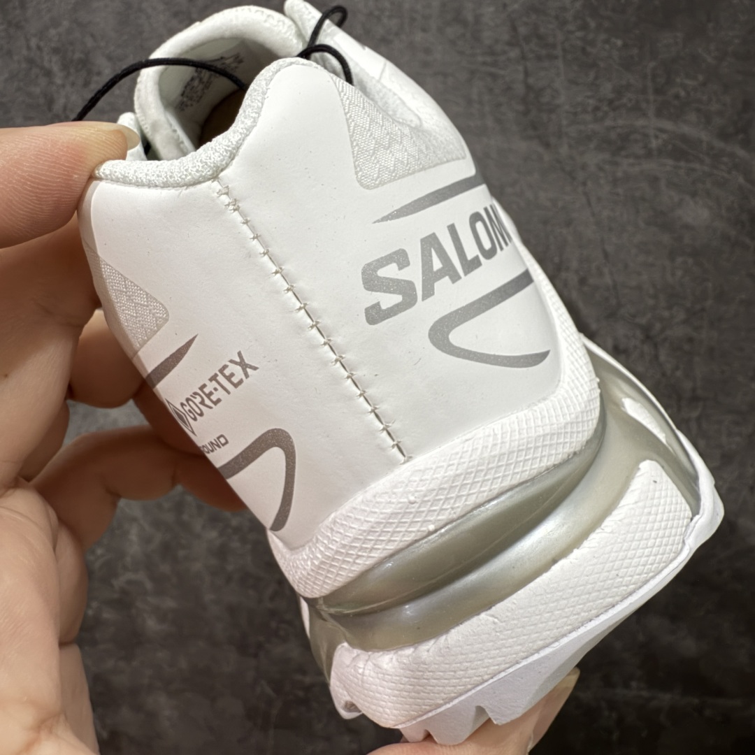图片[2]-【绿X版】 Salomon XT-6 Gore-Tex防水款 萨洛蒙复古潮流户外机能登山跑鞋 白银 纯原外贸平台特供订单 耗时半年巨作 全套原纸板楦头开发 原厂特供网布配套加持 确保原汁原味 完美呈现版型 原档数据独家私模五层组合大底 男女鞋同步官方开发至46.5 原装Ortholite轻量化鞋垫 中底布带钢印编号 原厂TPU锁扣 进口港宝加持 后跟自然饱满 还原公司包裹性 鞋面以“锯齿”状的包裹系统呈现 在基色底之下加入了各种色点缀 将公司的最新技术和时尚前卫的造型融入耐用的长跑款式中 鞋面由 TPU 薄膜制成 并焊接在高耐磨网眼上 使其既时尚又坚固 由 ACS底盘支撑 可增强稳定性和支撑力 以及由橡胶凸耳 Contragrip外底覆盖的 EVA 缓冲中底 旨在应对崎岖的地形 鞋舌上的彩色Salomon 标签、Quicklace 系统以及鞋头、鞋舌和鞋跟上的附加品牌使细节更加完美 让穿着者可以轻松驾驭户外与通勤下的任何运动生活场景 无缝鞋身户外随意纵横 颜值与脚感兼备 出街通勤 绝对非常吸睛 你值得拥有 尺码：36 36.5 37.5 38 38.5 39 40 40.5 41 42 42.5 43 44 44.5 45 46 46.5-选品中心