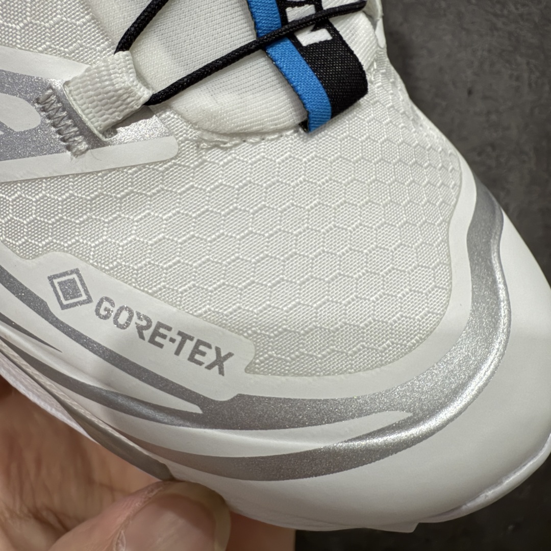 图片[6]-【绿X版】 Salomon XT-6 Gore-Tex防水款 萨洛蒙复古潮流户外机能登山跑鞋 白银 纯原外贸平台特供订单 耗时半年巨作 全套原纸板楦头开发 原厂特供网布配套加持 确保原汁原味 完美呈现版型 原档数据独家私模五层组合大底 男女鞋同步官方开发至46.5 原装Ortholite轻量化鞋垫 中底布带钢印编号 原厂TPU锁扣 进口港宝加持 后跟自然饱满 还原公司包裹性 鞋面以“锯齿”状的包裹系统呈现 在基色底之下加入了各种色点缀 将公司的最新技术和时尚前卫的造型融入耐用的长跑款式中 鞋面由 TPU 薄膜制成 并焊接在高耐磨网眼上 使其既时尚又坚固 由 ACS底盘支撑 可增强稳定性和支撑力 以及由橡胶凸耳 Contragrip外底覆盖的 EVA 缓冲中底 旨在应对崎岖的地形 鞋舌上的彩色Salomon 标签、Quicklace 系统以及鞋头、鞋舌和鞋跟上的附加品牌使细节更加完美 让穿着者可以轻松驾驭户外与通勤下的任何运动生活场景 无缝鞋身户外随意纵横 颜值与脚感兼备 出街通勤 绝对非常吸睛 你值得拥有 尺码：36 36.5 37.5 38 38.5 39 40 40.5 41 42 42.5 43 44 44.5 45 46 46.5-选品中心