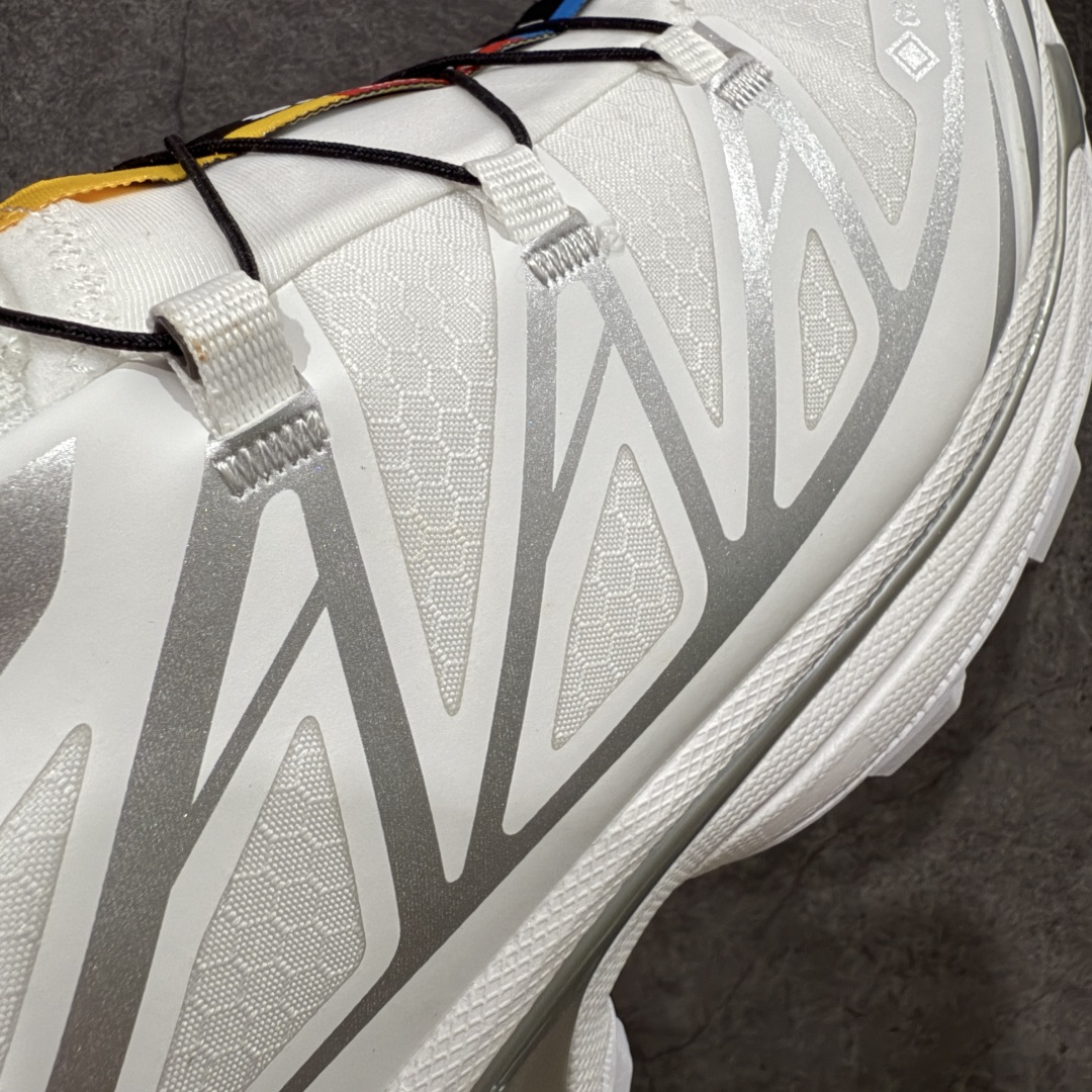 图片[4]-【绿X版】 Salomon XT-6 Gore-Tex防水款 萨洛蒙复古潮流户外机能登山跑鞋 白银 纯原外贸平台特供订单 耗时半年巨作 全套原纸板楦头开发 原厂特供网布配套加持 确保原汁原味 完美呈现版型 原档数据独家私模五层组合大底 男女鞋同步官方开发至46.5 原装Ortholite轻量化鞋垫 中底布带钢印编号 原厂TPU锁扣 进口港宝加持 后跟自然饱满 还原公司包裹性 鞋面以“锯齿”状的包裹系统呈现 在基色底之下加入了各种色点缀 将公司的最新技术和时尚前卫的造型融入耐用的长跑款式中 鞋面由 TPU 薄膜制成 并焊接在高耐磨网眼上 使其既时尚又坚固 由 ACS底盘支撑 可增强稳定性和支撑力 以及由橡胶凸耳 Contragrip外底覆盖的 EVA 缓冲中底 旨在应对崎岖的地形 鞋舌上的彩色Salomon 标签、Quicklace 系统以及鞋头、鞋舌和鞋跟上的附加品牌使细节更加完美 让穿着者可以轻松驾驭户外与通勤下的任何运动生活场景 无缝鞋身户外随意纵横 颜值与脚感兼备 出街通勤 绝对非常吸睛 你值得拥有 尺码：36 36.5 37.5 38 38.5 39 40 40.5 41 42 42.5 43 44 44.5 45 46 46.5-选品中心
