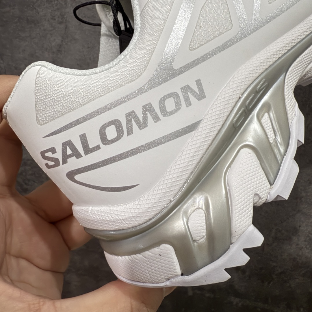 图片[3]-【绿X版】 Salomon XT-6 Gore-Tex防水款 萨洛蒙复古潮流户外机能登山跑鞋 白银 纯原外贸平台特供订单 耗时半年巨作 全套原纸板楦头开发 原厂特供网布配套加持 确保原汁原味 完美呈现版型 原档数据独家私模五层组合大底 男女鞋同步官方开发至46.5 原装Ortholite轻量化鞋垫 中底布带钢印编号 原厂TPU锁扣 进口港宝加持 后跟自然饱满 还原公司包裹性 鞋面以“锯齿”状的包裹系统呈现 在基色底之下加入了各种色点缀 将公司的最新技术和时尚前卫的造型融入耐用的长跑款式中 鞋面由 TPU 薄膜制成 并焊接在高耐磨网眼上 使其既时尚又坚固 由 ACS底盘支撑 可增强稳定性和支撑力 以及由橡胶凸耳 Contragrip外底覆盖的 EVA 缓冲中底 旨在应对崎岖的地形 鞋舌上的彩色Salomon 标签、Quicklace 系统以及鞋头、鞋舌和鞋跟上的附加品牌使细节更加完美 让穿着者可以轻松驾驭户外与通勤下的任何运动生活场景 无缝鞋身户外随意纵横 颜值与脚感兼备 出街通勤 绝对非常吸睛 你值得拥有 尺码：36 36.5 37.5 38 38.5 39 40 40.5 41 42 42.5 43 44 44.5 45 46 46.5-选品中心