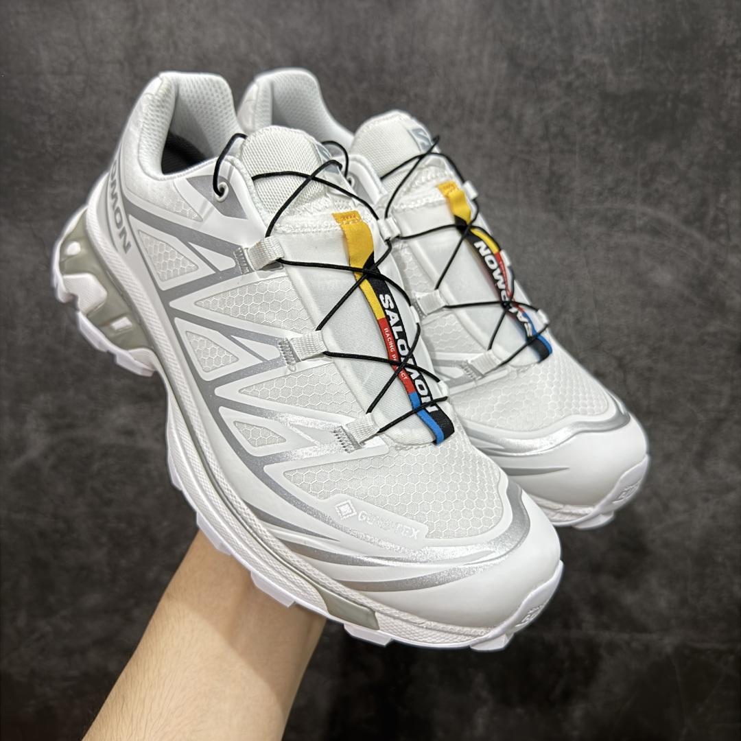 【绿X版】 Salomon XT-6 Gore-Tex防水款 萨洛蒙复古潮流户外机能登山跑鞋 白银 纯原外贸平台特供订单 耗时半年巨作 全套原纸板楦头开发 原厂特供网布配套加持 确保原汁原味 完美呈现版型 原档数据独家私模五层组合大底 男女鞋同步官方开发至46.5 原装Ortholite轻量化鞋垫 中底布带钢印编号 原厂TPU锁扣 进口港宝加持 后跟自然饱满 还原公司包裹性 鞋面以“锯齿”状的包裹系统呈现 在基色底之下加入了各种色点缀 将公司的最新技术和时尚前卫的造型融入耐用的长跑款式中 鞋面由 TPU 薄膜制成 并焊接在高耐磨网眼上 使其既时尚又坚固 由 ACS底盘支撑 可增强稳定性和支撑力 以及由橡胶凸耳 Contragrip外底覆盖的 EVA 缓冲中底 旨在应对崎岖的地形 鞋舌上的彩色Salomon 标签、Quicklace 系统以及鞋头、鞋舌和鞋跟上的附加品牌使细节更加完美 让穿着者可以轻松驾驭户外与通勤下的任何运动生活场景 无缝鞋身户外随意纵横 颜值与脚感兼备 出街通勤 绝对非常吸睛 你值得拥有 尺码:36 36.5 37.5 38 38.5 39 40 40.5 41 42 42.5 43 44 44.5 45 46 46.5-选品中心