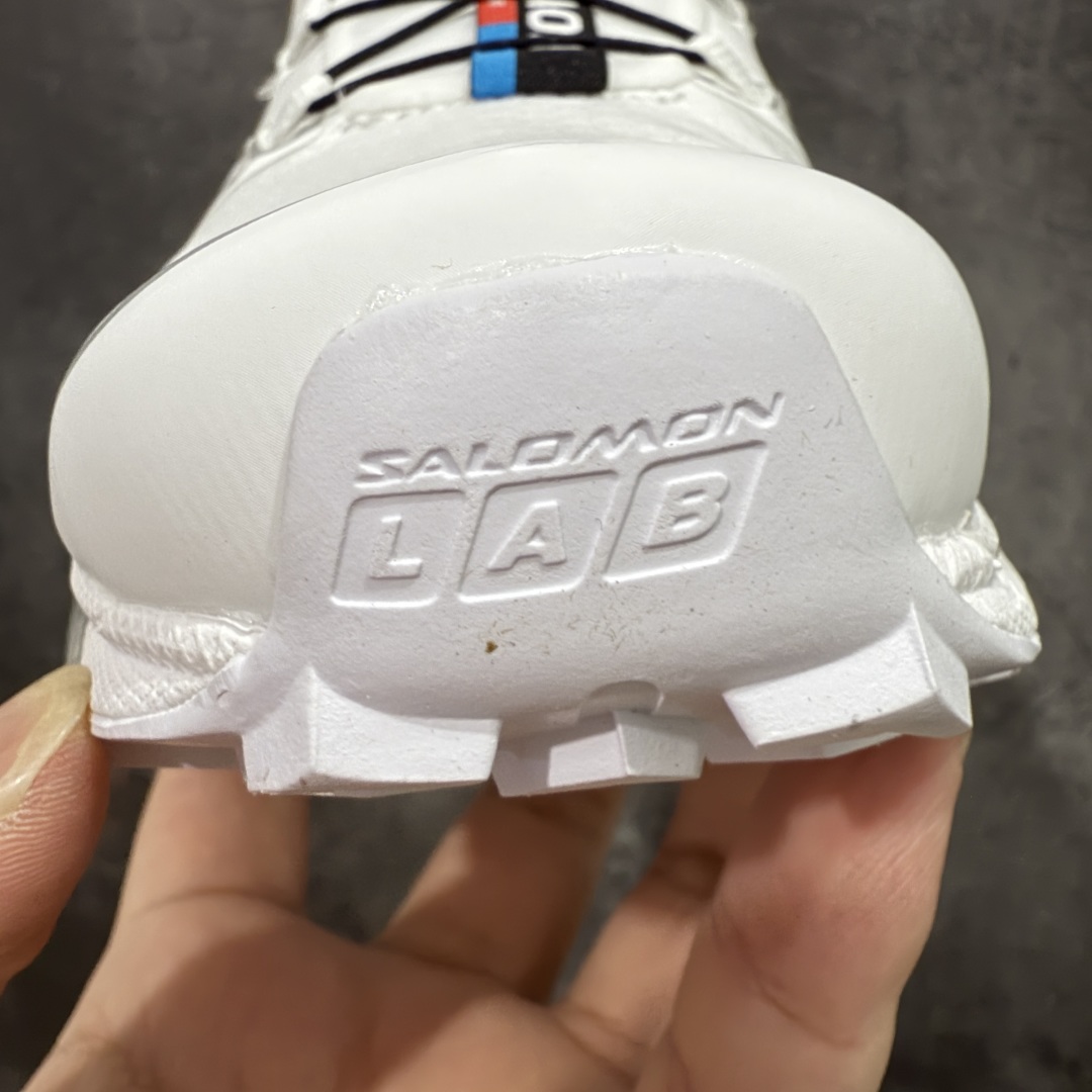 图片[5]-【绿X版】 Salomon XT-6 Gore-Tex防水款 萨洛蒙复古潮流户外机能登山跑鞋 白银 纯原外贸平台特供订单 耗时半年巨作 全套原纸板楦头开发 原厂特供网布配套加持 确保原汁原味 完美呈现版型 原档数据独家私模五层组合大底 男女鞋同步官方开发至46.5 原装Ortholite轻量化鞋垫 中底布带钢印编号 原厂TPU锁扣 进口港宝加持 后跟自然饱满 还原公司包裹性 鞋面以“锯齿”状的包裹系统呈现 在基色底之下加入了各种色点缀 将公司的最新技术和时尚前卫的造型融入耐用的长跑款式中 鞋面由 TPU 薄膜制成 并焊接在高耐磨网眼上 使其既时尚又坚固 由 ACS底盘支撑 可增强稳定性和支撑力 以及由橡胶凸耳 Contragrip外底覆盖的 EVA 缓冲中底 旨在应对崎岖的地形 鞋舌上的彩色Salomon 标签、Quicklace 系统以及鞋头、鞋舌和鞋跟上的附加品牌使细节更加完美 让穿着者可以轻松驾驭户外与通勤下的任何运动生活场景 无缝鞋身户外随意纵横 颜值与脚感兼备 出街通勤 绝对非常吸睛 你值得拥有 尺码：36 36.5 37.5 38 38.5 39 40 40.5 41 42 42.5 43 44 44.5 45 46 46.5-选品中心