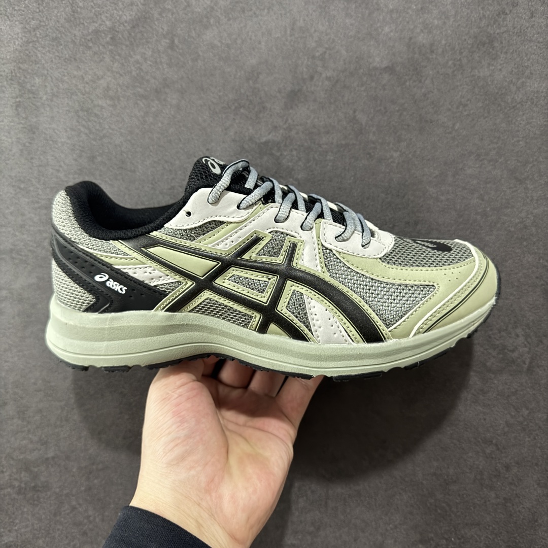 【K8版本】Asics Jog 100 S0阿斯克斯 亚瑟士 14代 低帮 灰绿 男女同款 缓震保护舒适百搭防滑耐磨透气低邦马拉松跑步鞋 Gel-Venturez 6跑鞋重新诠释了复古的跑步形状,并以其2000年代后期的美学理念重新铺装,向我们传奇的GEL-KAYANO系列致敬。通过更新的材料和组件重新诠释了鞋子的性能,此版本成为运动鞋世系中由Toshikazu Venturey以外的其他人设计的第一个迭代版本。火炬的传递也将重新点燃球队的标志性价值,同时在其性能发展上取得进步。这款鞋采用GEL技术的减震技术,与原始的中底具相映成趣,在改善鞋面贴合性的同时,还保留了自2008年起的多层皮革和网眼构造。 货号:1201A715-020 尺码:36-45带半码 编码:YBB220230-选品中心