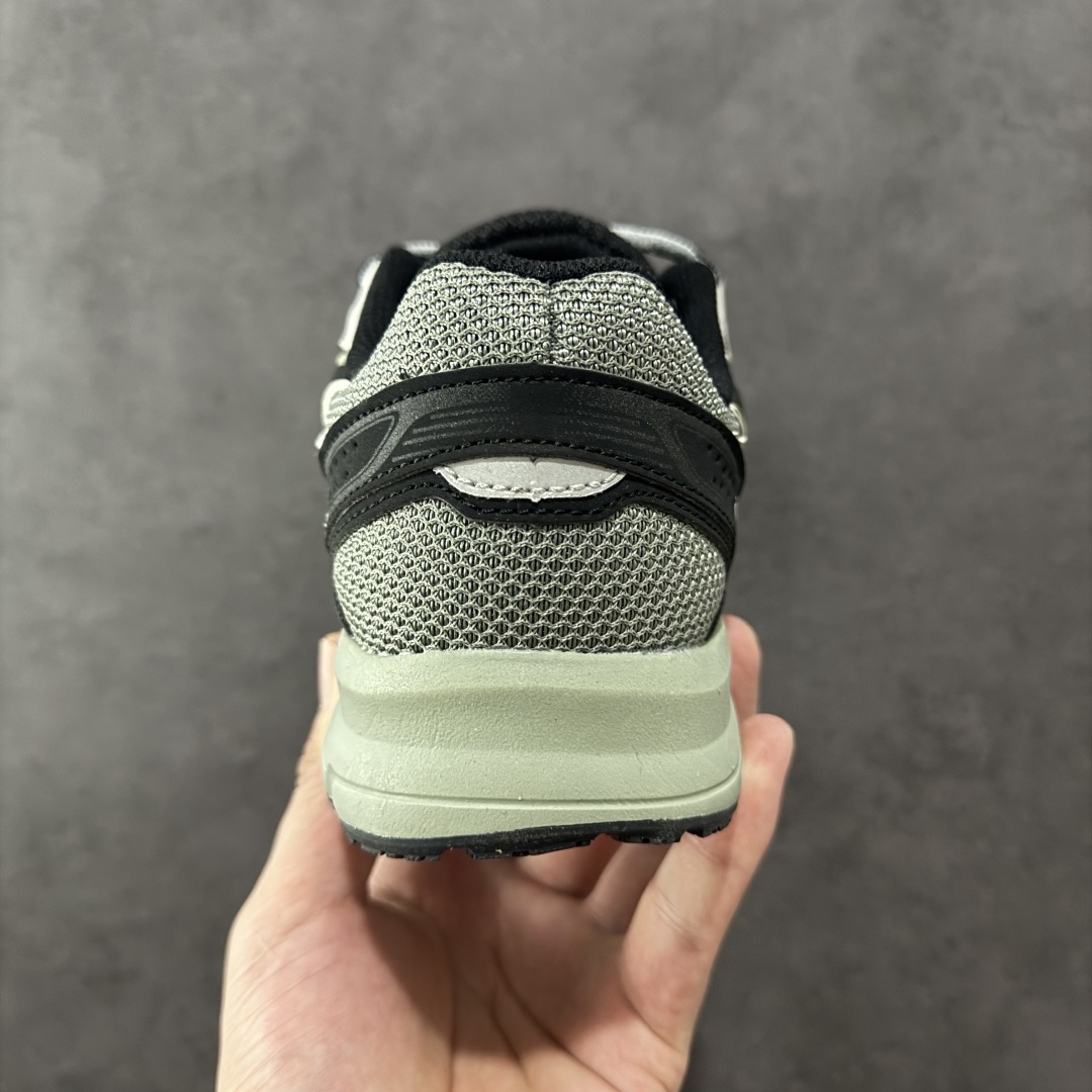 图片[4]-【K8版本】Asics Jog 100 S0阿斯克斯 亚瑟士 14代 低帮 灰绿 男女同款 缓震保护舒适百搭防滑耐磨透气低邦马拉松跑步鞋 Gel-Venturez 6跑鞋重新诠释了复古的跑步形状，并以其2000年代后期的美学理念重新铺装，向我们传奇的GEL-KAYANO系列致敬。通过更新的材料和组件重新诠释了鞋子的性能，此版本成为运动鞋世系中由Toshikazu Venturey以外的其他人设计的第一个迭代版本。火炬的传递也将重新点燃球队的标志性价值，同时在其性能发展上取得进步。这款鞋采用GEL技术的减震技术，与原始的中底具相映成趣，在改善鞋面贴合性的同时，还保留了自2008年起的多层皮革和网眼构造。 货号：1201A715-020 尺码：36-45带半码 编码：YBB220230-选品中心