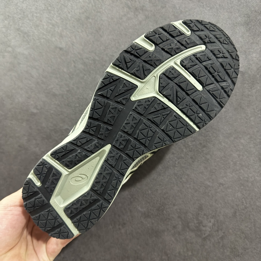 图片[9]-【K8版本】Asics Jog 100 S0阿斯克斯 亚瑟士 14代 低帮 灰绿 男女同款 缓震保护舒适百搭防滑耐磨透气低邦马拉松跑步鞋 Gel-Venturez 6跑鞋重新诠释了复古的跑步形状，并以其2000年代后期的美学理念重新铺装，向我们传奇的GEL-KAYANO系列致敬。通过更新的材料和组件重新诠释了鞋子的性能，此版本成为运动鞋世系中由Toshikazu Venturey以外的其他人设计的第一个迭代版本。火炬的传递也将重新点燃球队的标志性价值，同时在其性能发展上取得进步。这款鞋采用GEL技术的减震技术，与原始的中底具相映成趣，在改善鞋面贴合性的同时，还保留了自2008年起的多层皮革和网眼构造。 货号：1201A715-020 尺码：36-45带半码 编码：YBB220230-选品中心