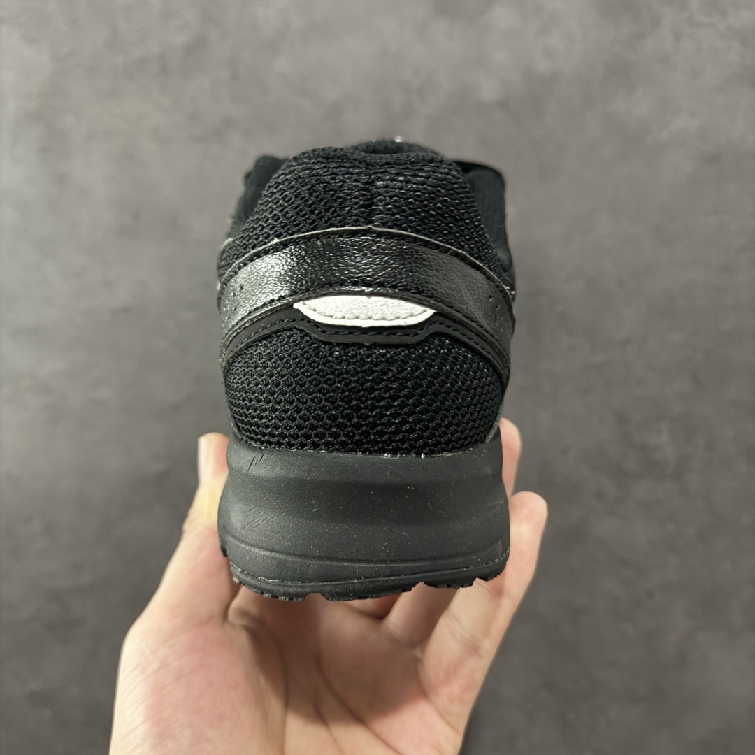 图片[4]-【K8版本】Asics Jog 100 S0阿斯克斯 亚瑟士 14代 低帮 灰绿 男女同款 缓震保护舒适百搭防滑耐磨透气低邦马拉松跑步鞋 Gel-Venturez 6跑鞋重新诠释了复古的跑步形状，并以其2000年代后期的美学理念重新铺装，向我们传奇的GEL-KAYANO系列致敬。通过更新的材料和组件重新诠释了鞋子的性能，此版本成为运动鞋世系中由Toshikazu Venturey以外的其他人设计的第一个迭代版本。火炬的传递也将重新点燃球队的标志性价值，同时在其性能发展上取得进步。这款鞋采用GEL技术的减震技术，与原始的中底具相映成趣，在改善鞋面贴合性的同时，还保留了自2008年起的多层皮革和网眼构造。 货号：122139201-001 尺码：36-45带半码 编码：YBB220230-选品中心