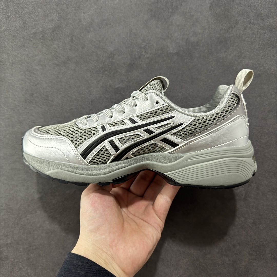 图片[2]-【K8版本】ASICS Tiger GEL-1090V2系列亚瑟士低帮户外风休闲运动跑步鞋 1203A254-020 ASICS 就推出了流行的 2004 GEL-1090 的新版本 该产品因其复古外观和舒适的造型而被推向现代街头服饰 现在ASICS 以时下流行的运动美学改造鞋款 以对跑步者的新诠释打造全新 GEL-1090 V2 在新版本中 ASICS 专注于日常衣橱的采用 将优质绒面革和柔软皮革的毛绒组合拼凑在运动鞋的覆盖层上 以柔和的配色为重点，新运动鞋的改良美学为 2019 年发布的 GEL-1090 的金属色调提供了一种简约的选择 然而 它曾经受到运动员广泛喜爱的流线型轮廓在新型号中保持不变 将舒适性和多功能性保持在设计的核心 这款运动鞋还保留了网眼鞋身 确保透气性 圆形鞋带确保贴合 在原版的新进展中 该品牌使用 GEL 系列的最新技术开发更新了运动鞋的外观 简约之选 新运动鞋的改良美学 尺码：36 37 37.5 38 39 39.5 40.5 41.5 42 42.5 43.5 44 45 编码：YBB230240-选品中心