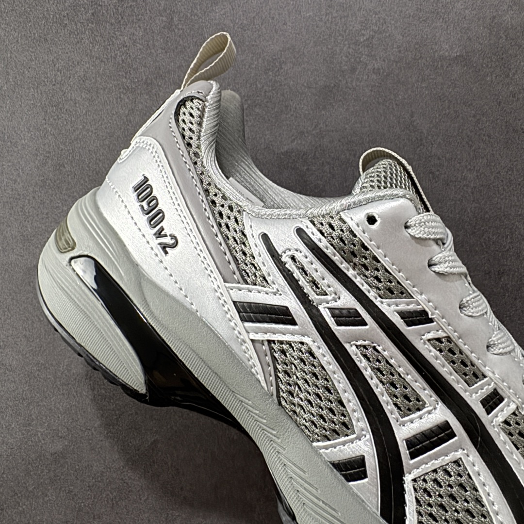 图片[6]-【K8版本】ASICS Tiger GEL-1090V2系列亚瑟士低帮户外风休闲运动跑步鞋 1203A254-020 ASICS 就推出了流行的 2004 GEL-1090 的新版本 该产品因其复古外观和舒适的造型而被推向现代街头服饰 现在ASICS 以时下流行的运动美学改造鞋款 以对跑步者的新诠释打造全新 GEL-1090 V2 在新版本中 ASICS 专注于日常衣橱的采用 将优质绒面革和柔软皮革的毛绒组合拼凑在运动鞋的覆盖层上 以柔和的配色为重点，新运动鞋的改良美学为 2019 年发布的 GEL-1090 的金属色调提供了一种简约的选择 然而 它曾经受到运动员广泛喜爱的流线型轮廓在新型号中保持不变 将舒适性和多功能性保持在设计的核心 这款运动鞋还保留了网眼鞋身 确保透气性 圆形鞋带确保贴合 在原版的新进展中 该品牌使用 GEL 系列的最新技术开发更新了运动鞋的外观 简约之选 新运动鞋的改良美学 尺码：36 37 37.5 38 39 39.5 40.5 41.5 42 42.5 43.5 44 45 编码：YBB230240-选品中心
