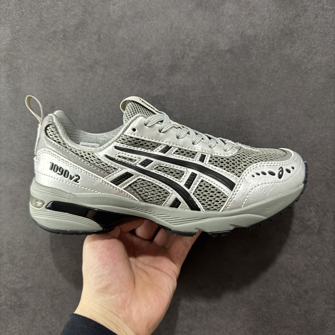 【K8版本】ASICS Tiger GEL-1090V2系列亚瑟士低帮户外风休闲运动跑步鞋 1203A254-020 ASICS 就推出了流行的 2004 GEL-1090 的新版本 该产品因其复古外观和舒适的造型而被推向现代街头服饰 现在ASICS 以时下流行的运动美学改造鞋款 以对跑步者的新诠释打造全新 GEL-1090 V2 在新版本中 ASICS 专注于日常衣橱的采用 将优质绒面革和柔软皮革的毛绒组合拼凑在运动鞋的覆盖层上 以柔和的配色为重点,新运动鞋的改良美学为 2019 年发布的 GEL-1090 的金属色调提供了一种简约的选择 然而 它曾经受到运动员广泛喜爱的流线型轮廓在新型号中保持不变 将舒适性和多功能性保持在设计的核心 这款运动鞋还保留了网眼鞋身 确保透气性 圆形鞋带确保贴合 在原版的新进展中 该品牌使用 GEL 系列的最新技术开发更新了运动鞋的外观 简约之选 新运动鞋的改良美学 尺码:36 37 37.5 38 39 39.5 40.5 41.5 42 42.5 43.5 44 45 编码:YBB230240-选品中心