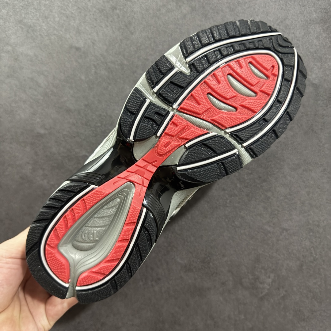 图片[9]-【K8版本】ASICS Tiger GEL-1090V2系列亚瑟士低帮户外风休闲运动跑步鞋 1203A254-020 ASICS 就推出了流行的 2004 GEL-1090 的新版本 该产品因其复古外观和舒适的造型而被推向现代街头服饰 现在ASICS 以时下流行的运动美学改造鞋款 以对跑步者的新诠释打造全新 GEL-1090 V2 在新版本中 ASICS 专注于日常衣橱的采用 将优质绒面革和柔软皮革的毛绒组合拼凑在运动鞋的覆盖层上 以柔和的配色为重点，新运动鞋的改良美学为 2019 年发布的 GEL-1090 的金属色调提供了一种简约的选择 然而 它曾经受到运动员广泛喜爱的流线型轮廓在新型号中保持不变 将舒适性和多功能性保持在设计的核心 这款运动鞋还保留了网眼鞋身 确保透气性 圆形鞋带确保贴合 在原版的新进展中 该品牌使用 GEL 系列的最新技术开发更新了运动鞋的外观 简约之选 新运动鞋的改良美学 尺码：36 37 37.5 38 39 39.5 40.5 41.5 42 42.5 43.5 44 45 编码：YBB230240-选品中心