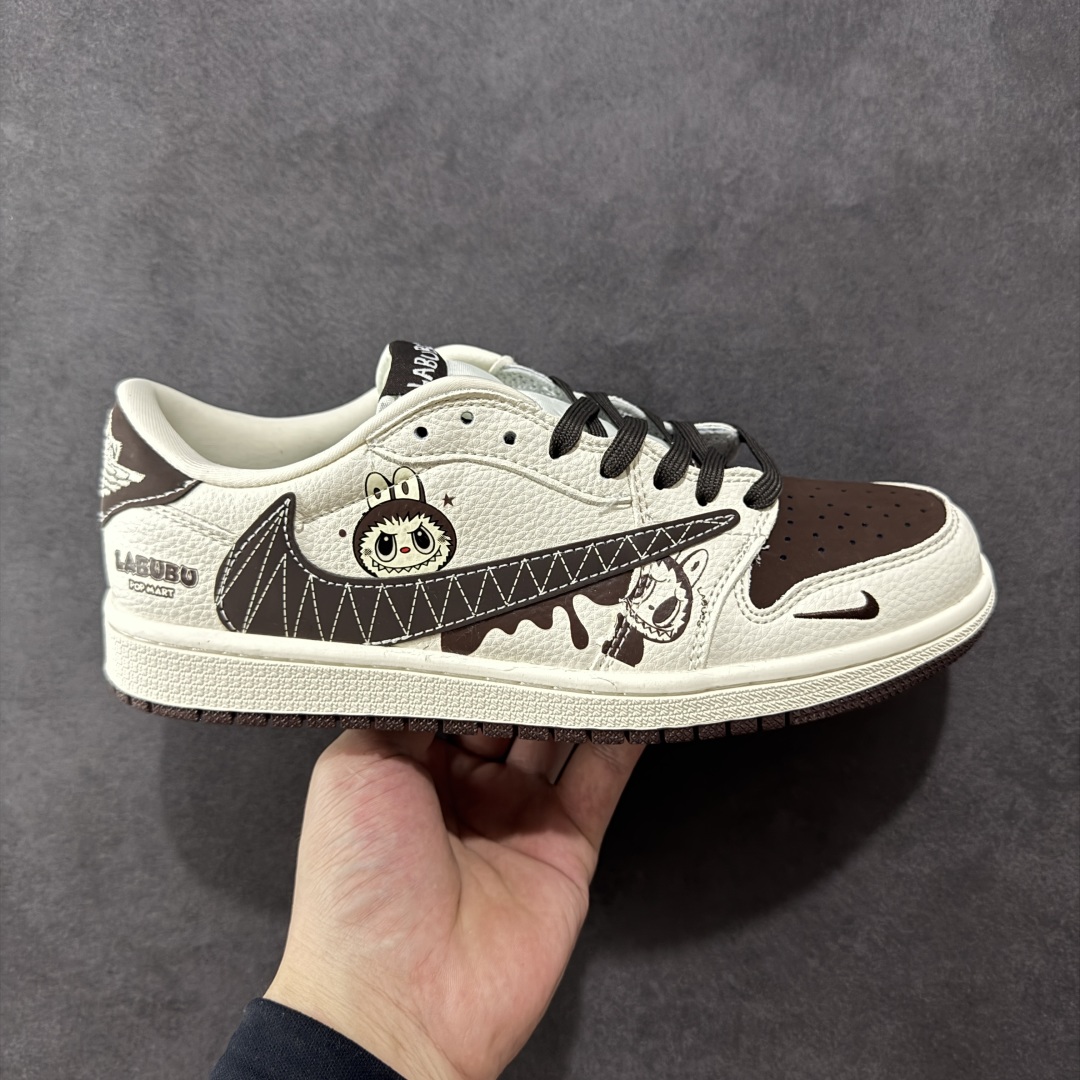 【定制版】Travis Scott x Fragment Design x Air Jordan 1 Low OG SP AJ1 乔1 米粽拉布布 低帮文化休闲板鞋  #多方联名合作融合了Travis Scott 独特的音乐风格，藤原浩个性的设计风格以及Jordan品牌的经典元素 使其成为一双具有独特身份和价值的鞋子 清新而立体的外观加上联名标识更突出了其独特身份 这种配色方案显示出活力和时尚感 在视觉上引人注目 鞋身的质感和细腻的细节处理使其显得高端而格调十足 这款“倒钩”联名是设计与创意完美结合 融合多方的个性风格是一款备受瞩目的潮流鞋款 货号：XS2025-051  尺码：36 36.5 37.5 38 38.5 39 40 40.5 41 42 42.5 43 44 44.5 45-选品中心