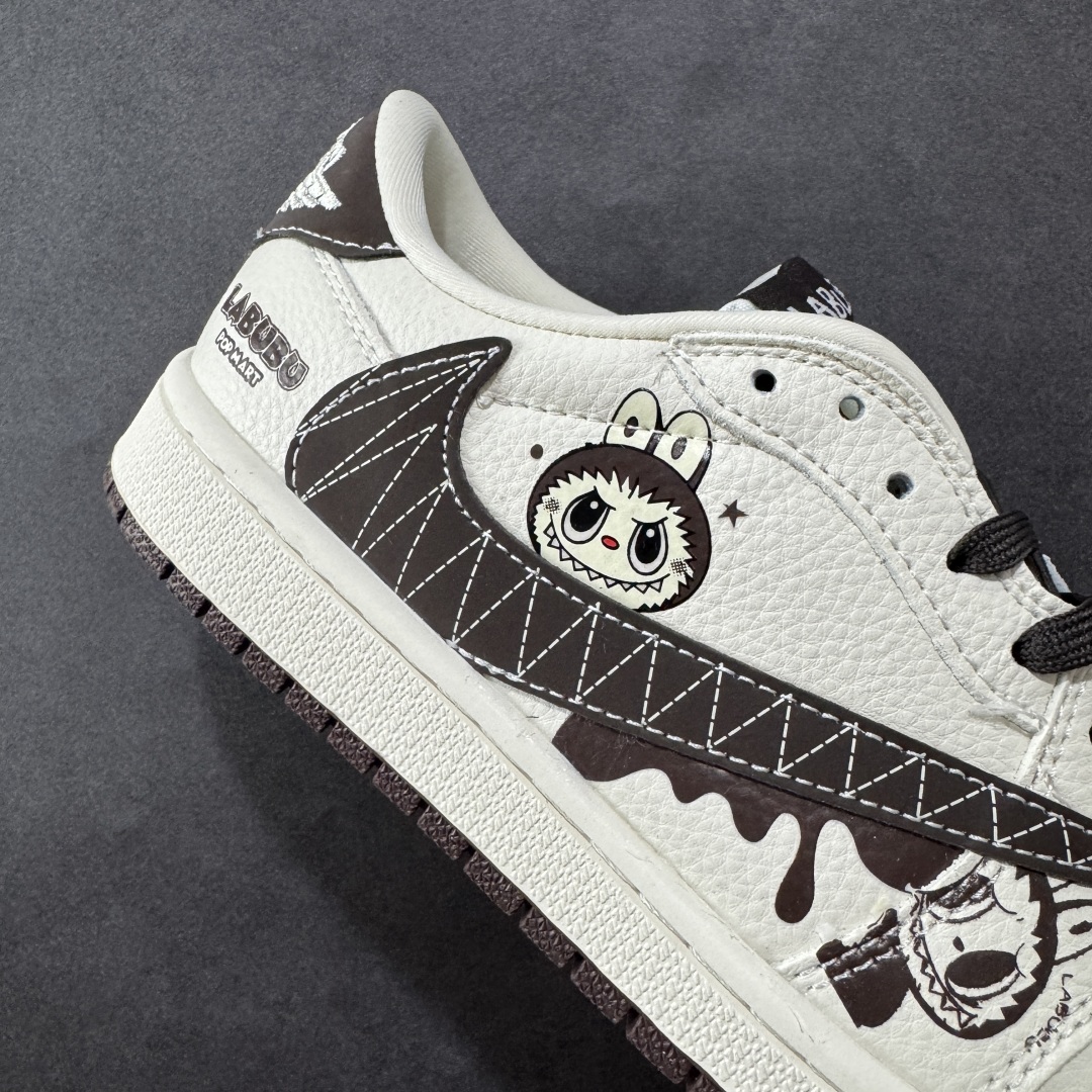 图片[6]-【定制版】Travis Scott x Fragment Design x Air Jordan 1 Low OG SP AJ1 乔1 米粽拉布布 低帮文化休闲板鞋  #多方联名合作融合了Travis Scott 独特的音乐风格，藤原浩个性的设计风格以及Jordan品牌的经典元素 使其成为一双具有独特身份和价值的鞋子 清新而立体的外观加上联名标识更突出了其独特身份 这种配色方案显示出活力和时尚感 在视觉上引人注目 鞋身的质感和细腻的细节处理使其显得高端而格调十足 这款“倒钩”联名是设计与创意完美结合 融合多方的个性风格是一款备受瞩目的潮流鞋款 货号：XS2025-051  尺码：36 36.5 37.5 38 38.5 39 40 40.5 41 42 42.5 43 44 44.5 45-选品中心