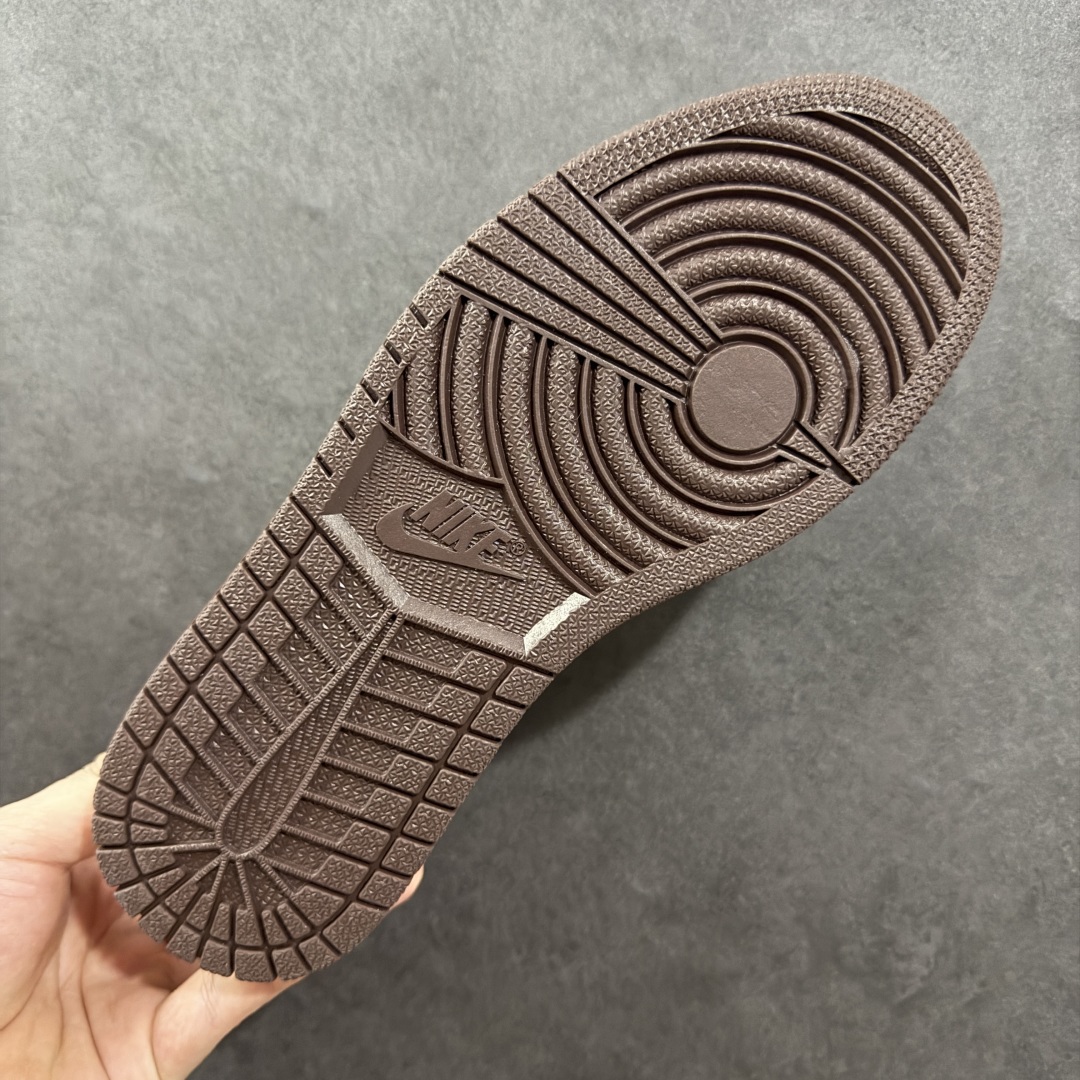 图片[9]-【定制版】Travis Scott x Fragment Design x Air Jordan 1 Low OG SP AJ1 乔1 米粽拉布布 低帮文化休闲板鞋  #多方联名合作融合了Travis Scott 独特的音乐风格，藤原浩个性的设计风格以及Jordan品牌的经典元素 使其成为一双具有独特身份和价值的鞋子 清新而立体的外观加上联名标识更突出了其独特身份 这种配色方案显示出活力和时尚感 在视觉上引人注目 鞋身的质感和细腻的细节处理使其显得高端而格调十足 这款“倒钩”联名是设计与创意完美结合 融合多方的个性风格是一款备受瞩目的潮流鞋款 货号：XS2025-051  尺码：36 36.5 37.5 38 38.5 39 40 40.5 41 42 42.5 43 44 44.5 45-选品中心