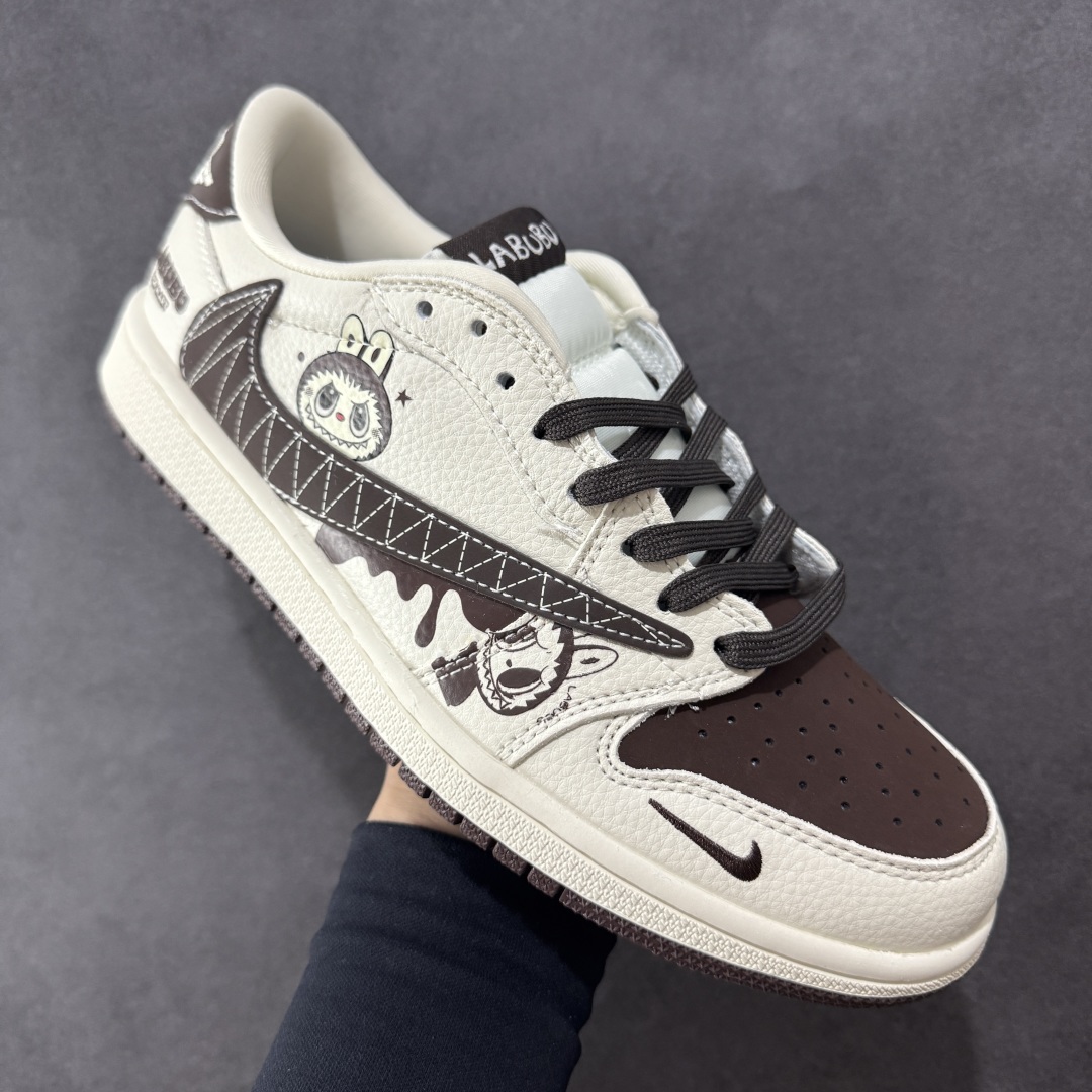 图片[3]-【定制版】Travis Scott x Fragment Design x Air Jordan 1 Low OG SP AJ1 乔1 米粽拉布布 低帮文化休闲板鞋  #多方联名合作融合了Travis Scott 独特的音乐风格，藤原浩个性的设计风格以及Jordan品牌的经典元素 使其成为一双具有独特身份和价值的鞋子 清新而立体的外观加上联名标识更突出了其独特身份 这种配色方案显示出活力和时尚感 在视觉上引人注目 鞋身的质感和细腻的细节处理使其显得高端而格调十足 这款“倒钩”联名是设计与创意完美结合 融合多方的个性风格是一款备受瞩目的潮流鞋款 货号：XS2025-051  尺码：36 36.5 37.5 38 38.5 39 40 40.5 41 42 42.5 43 44 44.5 45-选品中心