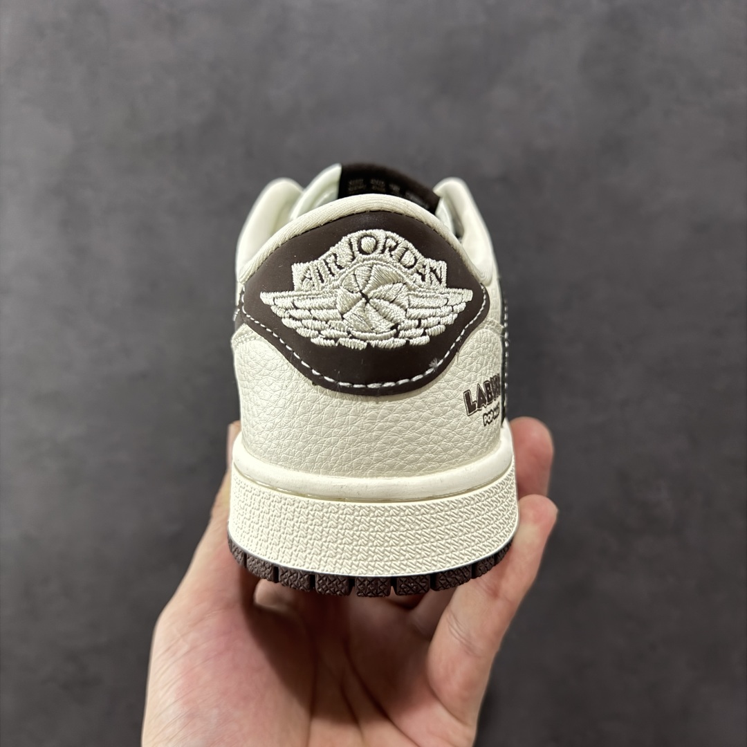 图片[4]-【定制版】Travis Scott x Fragment Design x Air Jordan 1 Low OG SP AJ1 乔1 米粽拉布布 低帮文化休闲板鞋  #多方联名合作融合了Travis Scott 独特的音乐风格，藤原浩个性的设计风格以及Jordan品牌的经典元素 使其成为一双具有独特身份和价值的鞋子 清新而立体的外观加上联名标识更突出了其独特身份 这种配色方案显示出活力和时尚感 在视觉上引人注目 鞋身的质感和细腻的细节处理使其显得高端而格调十足 这款“倒钩”联名是设计与创意完美结合 融合多方的个性风格是一款备受瞩目的潮流鞋款 货号：XS2025-051  尺码：36 36.5 37.5 38 38.5 39 40 40.5 41 42 42.5 43 44 44.5 45-选品中心