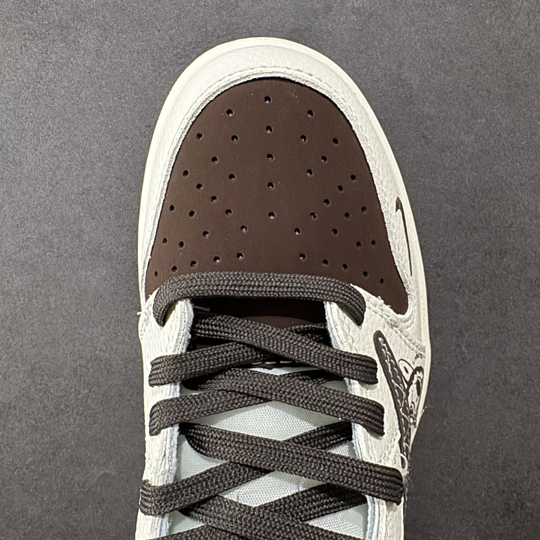 图片[8]-【定制版】Travis Scott x Fragment Design x Air Jordan 1 Low OG SP AJ1 乔1 米粽拉布布 低帮文化休闲板鞋  #多方联名合作融合了Travis Scott 独特的音乐风格，藤原浩个性的设计风格以及Jordan品牌的经典元素 使其成为一双具有独特身份和价值的鞋子 清新而立体的外观加上联名标识更突出了其独特身份 这种配色方案显示出活力和时尚感 在视觉上引人注目 鞋身的质感和细腻的细节处理使其显得高端而格调十足 这款“倒钩”联名是设计与创意完美结合 融合多方的个性风格是一款备受瞩目的潮流鞋款 货号：XS2025-051  尺码：36 36.5 37.5 38 38.5 39 40 40.5 41 42 42.5 43 44 44.5 45-选品中心