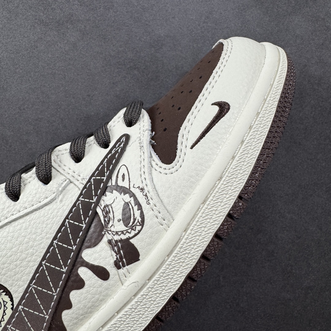 图片[5]-【定制版】Travis Scott x Fragment Design x Air Jordan 1 Low OG SP AJ1 乔1 米粽拉布布 低帮文化休闲板鞋  #多方联名合作融合了Travis Scott 独特的音乐风格，藤原浩个性的设计风格以及Jordan品牌的经典元素 使其成为一双具有独特身份和价值的鞋子 清新而立体的外观加上联名标识更突出了其独特身份 这种配色方案显示出活力和时尚感 在视觉上引人注目 鞋身的质感和细腻的细节处理使其显得高端而格调十足 这款“倒钩”联名是设计与创意完美结合 融合多方的个性风格是一款备受瞩目的潮流鞋款 货号：XS2025-051  尺码：36 36.5 37.5 38 38.5 39 40 40.5 41 42 42.5 43 44 44.5 45-选品中心