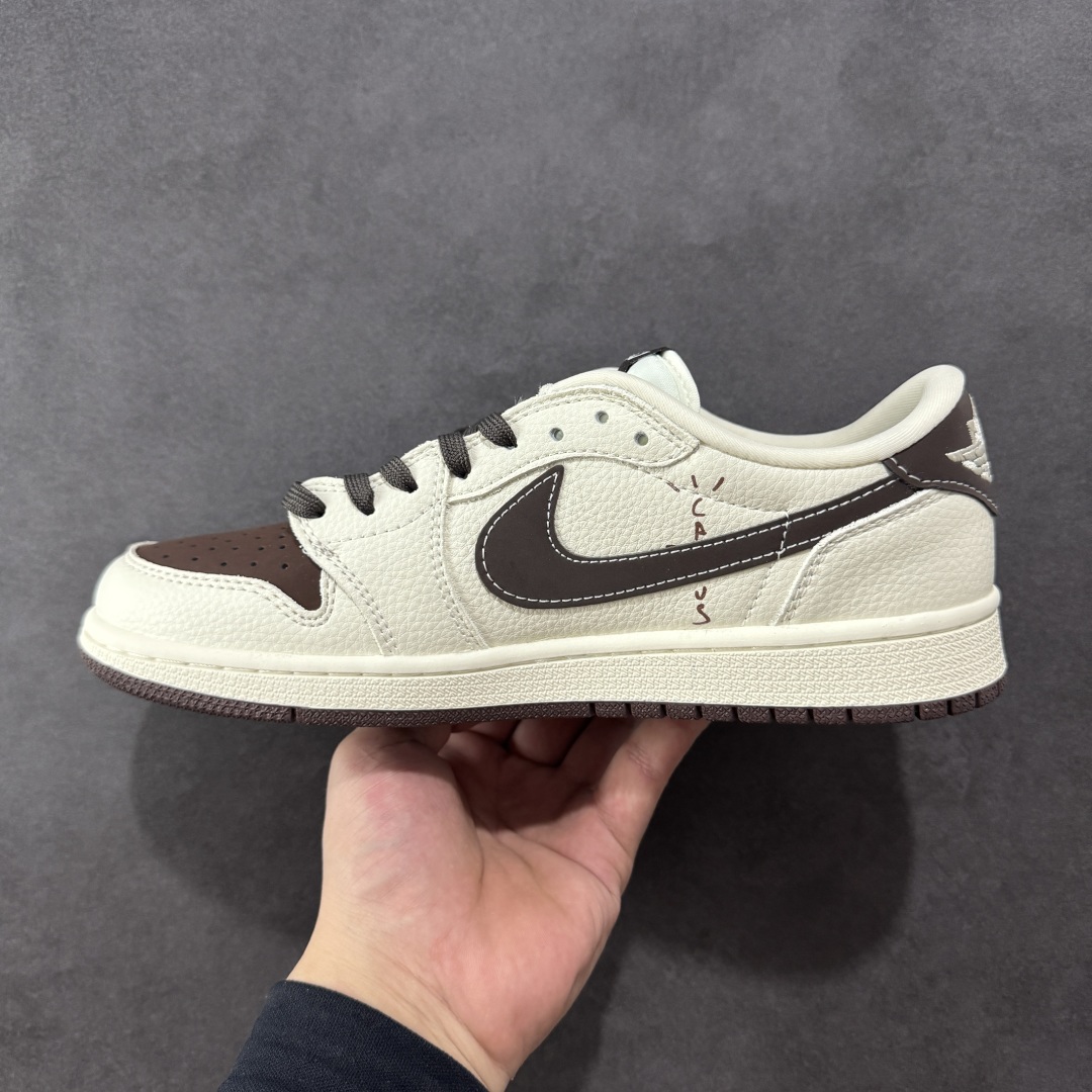图片[2]-【定制版】Travis Scott x Fragment Design x Air Jordan 1 Low OG SP AJ1 乔1 米粽拉布布 低帮文化休闲板鞋  #多方联名合作融合了Travis Scott 独特的音乐风格，藤原浩个性的设计风格以及Jordan品牌的经典元素 使其成为一双具有独特身份和价值的鞋子 清新而立体的外观加上联名标识更突出了其独特身份 这种配色方案显示出活力和时尚感 在视觉上引人注目 鞋身的质感和细腻的细节处理使其显得高端而格调十足 这款“倒钩”联名是设计与创意完美结合 融合多方的个性风格是一款备受瞩目的潮流鞋款 货号：XS2025-051  尺码：36 36.5 37.5 38 38.5 39 40 40.5 41 42 42.5 43 44 44.5 45-选品中心