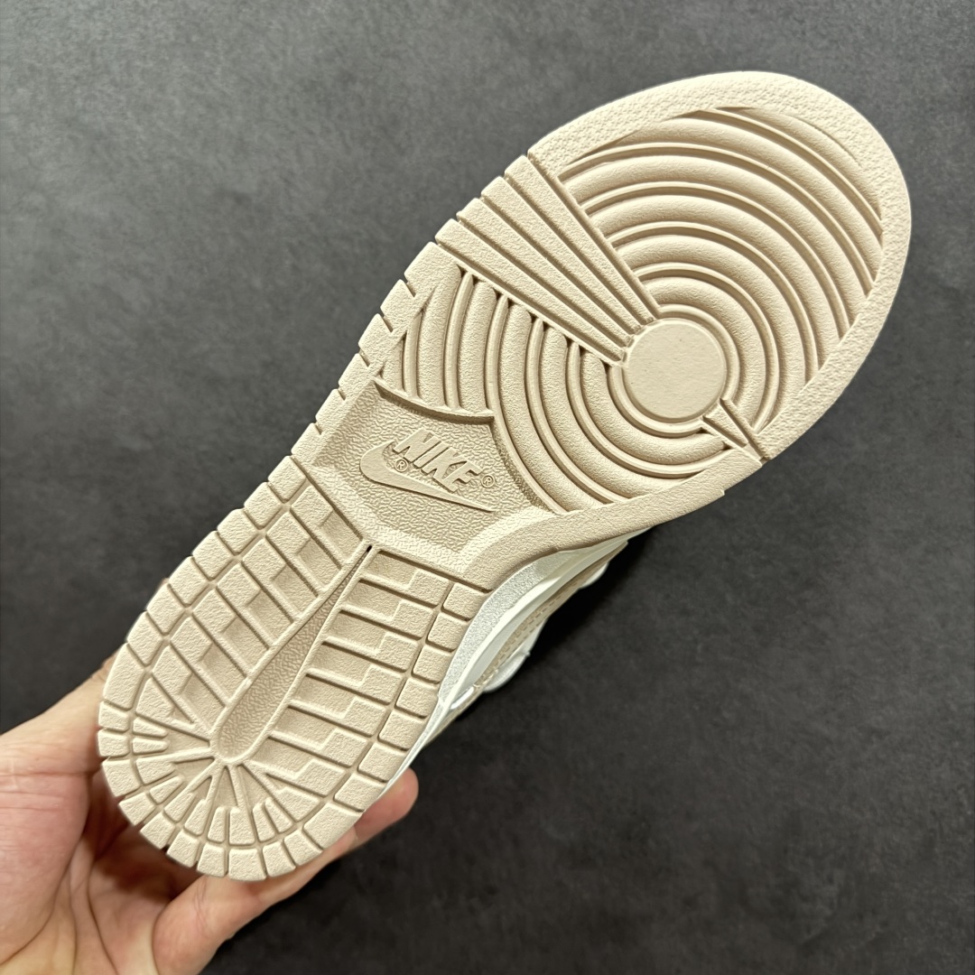 图片[9]-【YC版】NK Dunk Low 微糖奶咖 WG0510-070 此款灵感源自清晨咖啡里那抹温柔的奶沫，经典轮廓以低饱和度温柔调和，不浓不腻，散发着慵懒而高级的惬意感。细节处诉说着匠心精神，在简约中悄然注入舒适呼吸感。无论是松弛日常的通勤漫步，还是轻快活力的街头探索，它总能温柔包裹你的每一步，将那份治愈的低糖暖意，系于足尖。 定制系列天花板 无原鞋不开发 全系列得物原鞋一比一校对开发 配色持续更新中 终端对接 优势输出 全套原厂楦头原纸板数据档案倾力打造 原汁原味莞产 极致还原 圈内最强针车工艺 高端零售指定版 广东原厂配套原盒原标 鞋盒分三个尺码段 原厂冲刀 超高清洁度 全鞋零毛边皮料切割 采用原厂百宏鞋带以及原厂百宏织唛舌标 内标可供原厂几率过验 进口原装条纹中底布 四线拉帮白色点胶 原厂拉帮手法遵循公司 原厂电绣 极致还原 尺码：36 36.5 37.5 38 38.5 39 40 40.5 41 42 42.5 43 44 44.5 45 46 编码：HXSB330340-选品中心