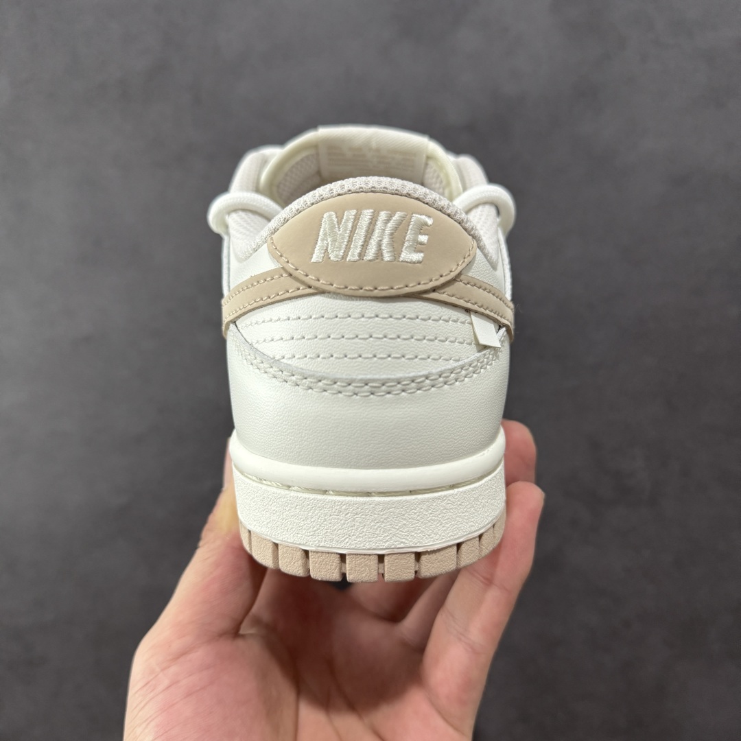图片[4]-【YC版】NK Dunk Low 微糖奶咖 WG0510-070 此款灵感源自清晨咖啡里那抹温柔的奶沫，经典轮廓以低饱和度温柔调和，不浓不腻，散发着慵懒而高级的惬意感。细节处诉说着匠心精神，在简约中悄然注入舒适呼吸感。无论是松弛日常的通勤漫步，还是轻快活力的街头探索，它总能温柔包裹你的每一步，将那份治愈的低糖暖意，系于足尖。 定制系列天花板 无原鞋不开发 全系列得物原鞋一比一校对开发 配色持续更新中 终端对接 优势输出 全套原厂楦头原纸板数据档案倾力打造 原汁原味莞产 极致还原 圈内最强针车工艺 高端零售指定版 广东原厂配套原盒原标 鞋盒分三个尺码段 原厂冲刀 超高清洁度 全鞋零毛边皮料切割 采用原厂百宏鞋带以及原厂百宏织唛舌标 内标可供原厂几率过验 进口原装条纹中底布 四线拉帮白色点胶 原厂拉帮手法遵循公司 原厂电绣 极致还原 尺码：36 36.5 37.5 38 38.5 39 40 40.5 41 42 42.5 43 44 44.5 45 46 编码：HXSB330340-选品中心