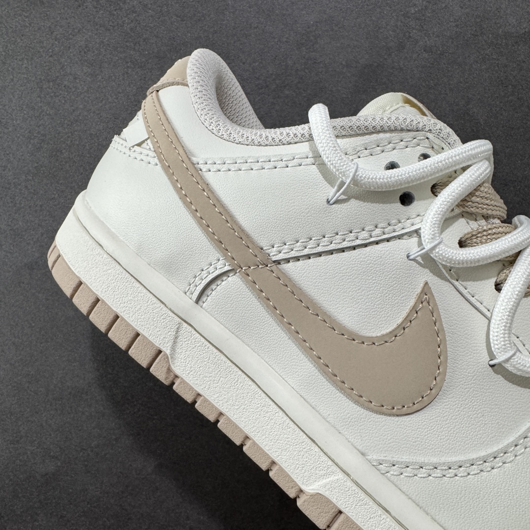图片[6]-【YC版】NK Dunk Low 微糖奶咖 WG0510-070 此款灵感源自清晨咖啡里那抹温柔的奶沫，经典轮廓以低饱和度温柔调和，不浓不腻，散发着慵懒而高级的惬意感。细节处诉说着匠心精神，在简约中悄然注入舒适呼吸感。无论是松弛日常的通勤漫步，还是轻快活力的街头探索，它总能温柔包裹你的每一步，将那份治愈的低糖暖意，系于足尖。 定制系列天花板 无原鞋不开发 全系列得物原鞋一比一校对开发 配色持续更新中 终端对接 优势输出 全套原厂楦头原纸板数据档案倾力打造 原汁原味莞产 极致还原 圈内最强针车工艺 高端零售指定版 广东原厂配套原盒原标 鞋盒分三个尺码段 原厂冲刀 超高清洁度 全鞋零毛边皮料切割 采用原厂百宏鞋带以及原厂百宏织唛舌标 内标可供原厂几率过验 进口原装条纹中底布 四线拉帮白色点胶 原厂拉帮手法遵循公司 原厂电绣 极致还原 尺码：36 36.5 37.5 38 38.5 39 40 40.5 41 42 42.5 43 44 44.5 45 46 编码：HXSB330340-选品中心