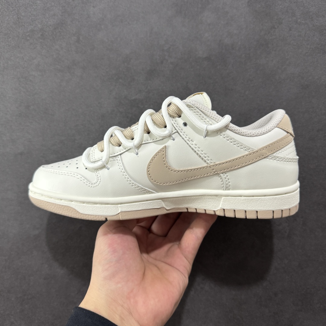 图片[2]-【YC版】NK Dunk Low 微糖奶咖 WG0510-070 此款灵感源自清晨咖啡里那抹温柔的奶沫，经典轮廓以低饱和度温柔调和，不浓不腻，散发着慵懒而高级的惬意感。细节处诉说着匠心精神，在简约中悄然注入舒适呼吸感。无论是松弛日常的通勤漫步，还是轻快活力的街头探索，它总能温柔包裹你的每一步，将那份治愈的低糖暖意，系于足尖。 定制系列天花板 无原鞋不开发 全系列得物原鞋一比一校对开发 配色持续更新中 终端对接 优势输出 全套原厂楦头原纸板数据档案倾力打造 原汁原味莞产 极致还原 圈内最强针车工艺 高端零售指定版 广东原厂配套原盒原标 鞋盒分三个尺码段 原厂冲刀 超高清洁度 全鞋零毛边皮料切割 采用原厂百宏鞋带以及原厂百宏织唛舌标 内标可供原厂几率过验 进口原装条纹中底布 四线拉帮白色点胶 原厂拉帮手法遵循公司 原厂电绣 极致还原 尺码：36 36.5 37.5 38 38.5 39 40 40.5 41 42 42.5 43 44 44.5 45 46 编码：HXSB330340-选品中心
