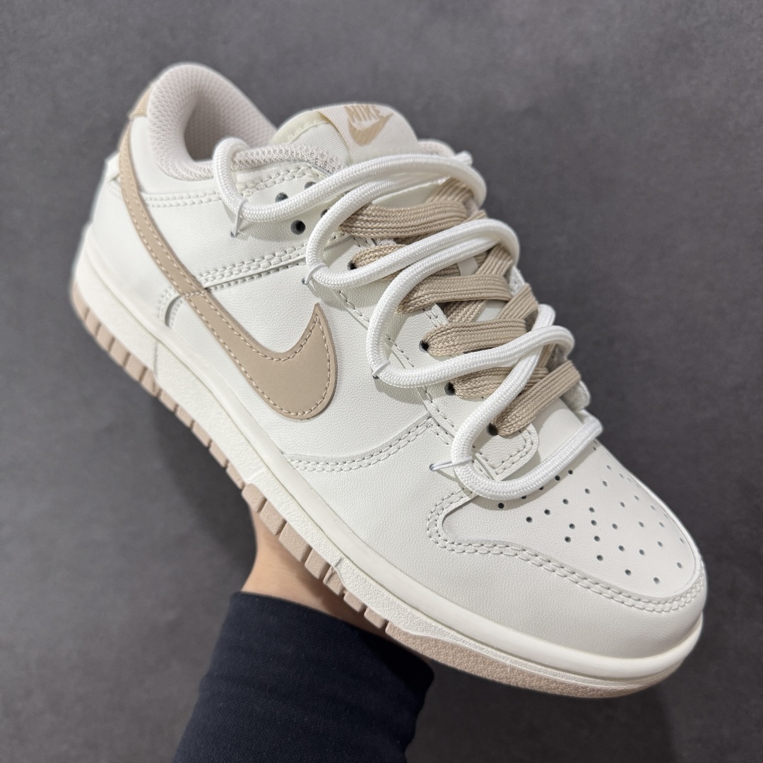 图片[3]-【YC版】NK Dunk Low 微糖奶咖 WG0510-070 此款灵感源自清晨咖啡里那抹温柔的奶沫，经典轮廓以低饱和度温柔调和，不浓不腻，散发着慵懒而高级的惬意感。细节处诉说着匠心精神，在简约中悄然注入舒适呼吸感。无论是松弛日常的通勤漫步，还是轻快活力的街头探索，它总能温柔包裹你的每一步，将那份治愈的低糖暖意，系于足尖。 定制系列天花板 无原鞋不开发 全系列得物原鞋一比一校对开发 配色持续更新中 终端对接 优势输出 全套原厂楦头原纸板数据档案倾力打造 原汁原味莞产 极致还原 圈内最强针车工艺 高端零售指定版 广东原厂配套原盒原标 鞋盒分三个尺码段 原厂冲刀 超高清洁度 全鞋零毛边皮料切割 采用原厂百宏鞋带以及原厂百宏织唛舌标 内标可供原厂几率过验 进口原装条纹中底布 四线拉帮白色点胶 原厂拉帮手法遵循公司 原厂电绣 极致还原 尺码：36 36.5 37.5 38 38.5 39 40 40.5 41 42 42.5 43 44 44.5 45 46 编码：HXSB330340-选品中心