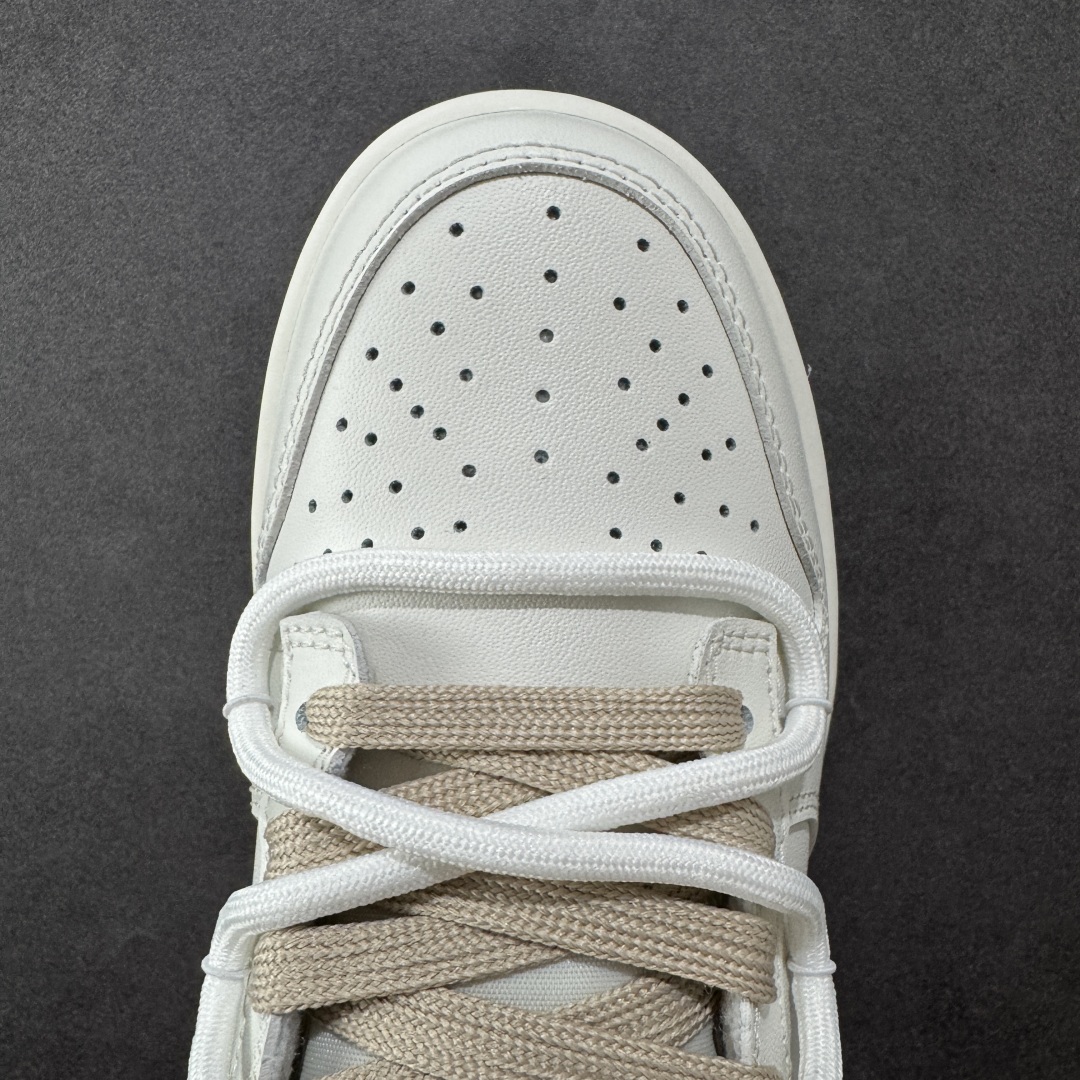 图片[8]-【YC版】NK Dunk Low 微糖奶咖 WG0510-070 此款灵感源自清晨咖啡里那抹温柔的奶沫，经典轮廓以低饱和度温柔调和，不浓不腻，散发着慵懒而高级的惬意感。细节处诉说着匠心精神，在简约中悄然注入舒适呼吸感。无论是松弛日常的通勤漫步，还是轻快活力的街头探索，它总能温柔包裹你的每一步，将那份治愈的低糖暖意，系于足尖。 定制系列天花板 无原鞋不开发 全系列得物原鞋一比一校对开发 配色持续更新中 终端对接 优势输出 全套原厂楦头原纸板数据档案倾力打造 原汁原味莞产 极致还原 圈内最强针车工艺 高端零售指定版 广东原厂配套原盒原标 鞋盒分三个尺码段 原厂冲刀 超高清洁度 全鞋零毛边皮料切割 采用原厂百宏鞋带以及原厂百宏织唛舌标 内标可供原厂几率过验 进口原装条纹中底布 四线拉帮白色点胶 原厂拉帮手法遵循公司 原厂电绣 极致还原 尺码：36 36.5 37.5 38 38.5 39 40 40.5 41 42 42.5 43 44 44.5 45 46 编码：HXSB330340-选品中心