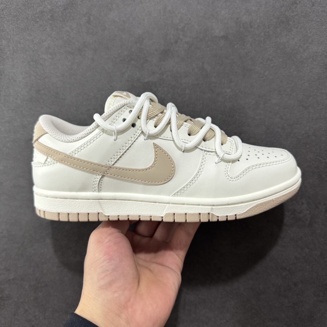【YC版】NK Dunk Low 微糖奶咖 WG0510-070 此款灵感源自清晨咖啡里那抹温柔的奶沫,经典轮廓以低饱和度温柔调和,不浓不腻,散发着慵懒而高级的惬意感。细节处诉说着匠心精神,在简约中悄然注入舒适呼吸感。无论是松弛日常的通勤漫步,还是轻快活力的街头探索,它总能温柔包裹你的每一步,将那份治愈的低糖暖意,系于足尖。 定制系列天花板 无原鞋不开发 全系列得物原鞋一比一校对开发 配色持续更新中 终端对接 优势输出 全套原厂楦头原纸板数据档案倾力打造 原汁原味莞产 极致还原 圈内最强针车工艺 高端零售指定版 广东原厂配套原盒原标 鞋盒分三个尺码段 原厂冲刀 超高清洁度 全鞋零毛边皮料切割 采用原厂百宏鞋带以及原厂百宏织唛舌标 内标可供原厂几率过验 进口原装条纹中底布 四线拉帮白色点胶 原厂拉帮手法遵循公司 原厂电绣 极致还原 尺码:36 36.5 37.5 38 38.5 39 40 40.5 41 42 42.5 43 44 44.5 45 46 编码:HXSB330340-选品中心