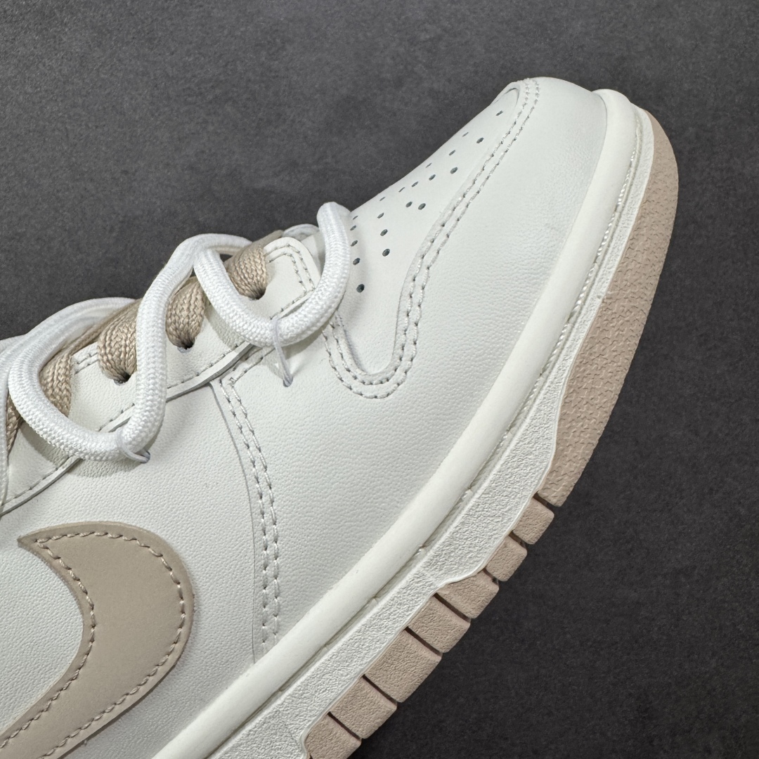 图片[5]-【YC版】NK Dunk Low 微糖奶咖 WG0510-070 此款灵感源自清晨咖啡里那抹温柔的奶沫，经典轮廓以低饱和度温柔调和，不浓不腻，散发着慵懒而高级的惬意感。细节处诉说着匠心精神，在简约中悄然注入舒适呼吸感。无论是松弛日常的通勤漫步，还是轻快活力的街头探索，它总能温柔包裹你的每一步，将那份治愈的低糖暖意，系于足尖。 定制系列天花板 无原鞋不开发 全系列得物原鞋一比一校对开发 配色持续更新中 终端对接 优势输出 全套原厂楦头原纸板数据档案倾力打造 原汁原味莞产 极致还原 圈内最强针车工艺 高端零售指定版 广东原厂配套原盒原标 鞋盒分三个尺码段 原厂冲刀 超高清洁度 全鞋零毛边皮料切割 采用原厂百宏鞋带以及原厂百宏织唛舌标 内标可供原厂几率过验 进口原装条纹中底布 四线拉帮白色点胶 原厂拉帮手法遵循公司 原厂电绣 极致还原 尺码：36 36.5 37.5 38 38.5 39 40 40.5 41 42 42.5 43 44 44.5 45 46 编码：HXSB330340-选品中心