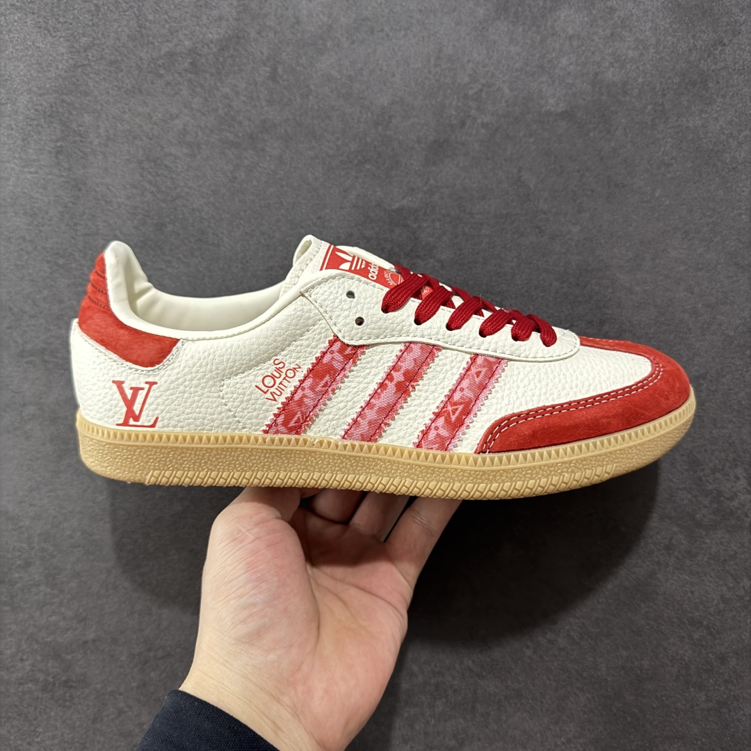 【定制版】adidas originals Samba OG x Louis Vuitton 红白 桑巴舞系列复古经典轻便板鞋 此款以简约大方的造型设计 给人以随性休闲的时尚格调 穿着舒适轻便,运动灵活自如 满足日常个性穿搭 货号:DX0008 尺码:36 36.5 37 38 38.5 39 40 40.5 41 42 42.5 43 44 44.5 45-选品中心