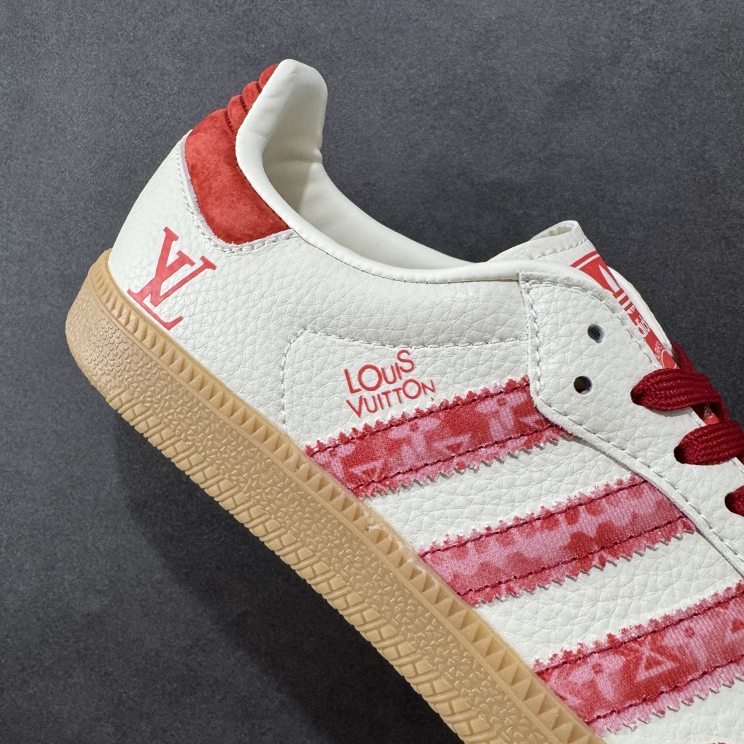 图片[6]-【定制版】adidas originals Samba OG x Louis Vuitton 红白 桑巴舞系列复古经典轻便板鞋 此款以简约大方的造型设计 给人以随性休闲的时尚格调 穿着舒适轻便，运动灵活自如 满足日常个性穿搭 货号：DX0008 尺码：36 36.5 37 38 38.5 39 40 40.5 41 42 42.5 43 44 44.5 45-选品中心