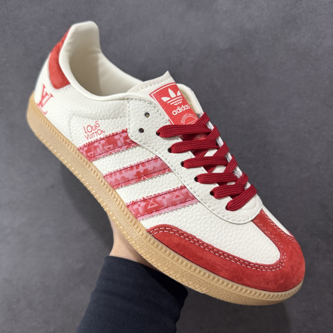 图片[3]-【定制版】adidas originals Samba OG x Louis Vuitton 红白 桑巴舞系列复古经典轻便板鞋 此款以简约大方的造型设计 给人以随性休闲的时尚格调 穿着舒适轻便，运动灵活自如 满足日常个性穿搭 货号：DX0008 尺码：36 36.5 37 38 38.5 39 40 40.5 41 42 42.5 43 44 44.5 45-选品中心